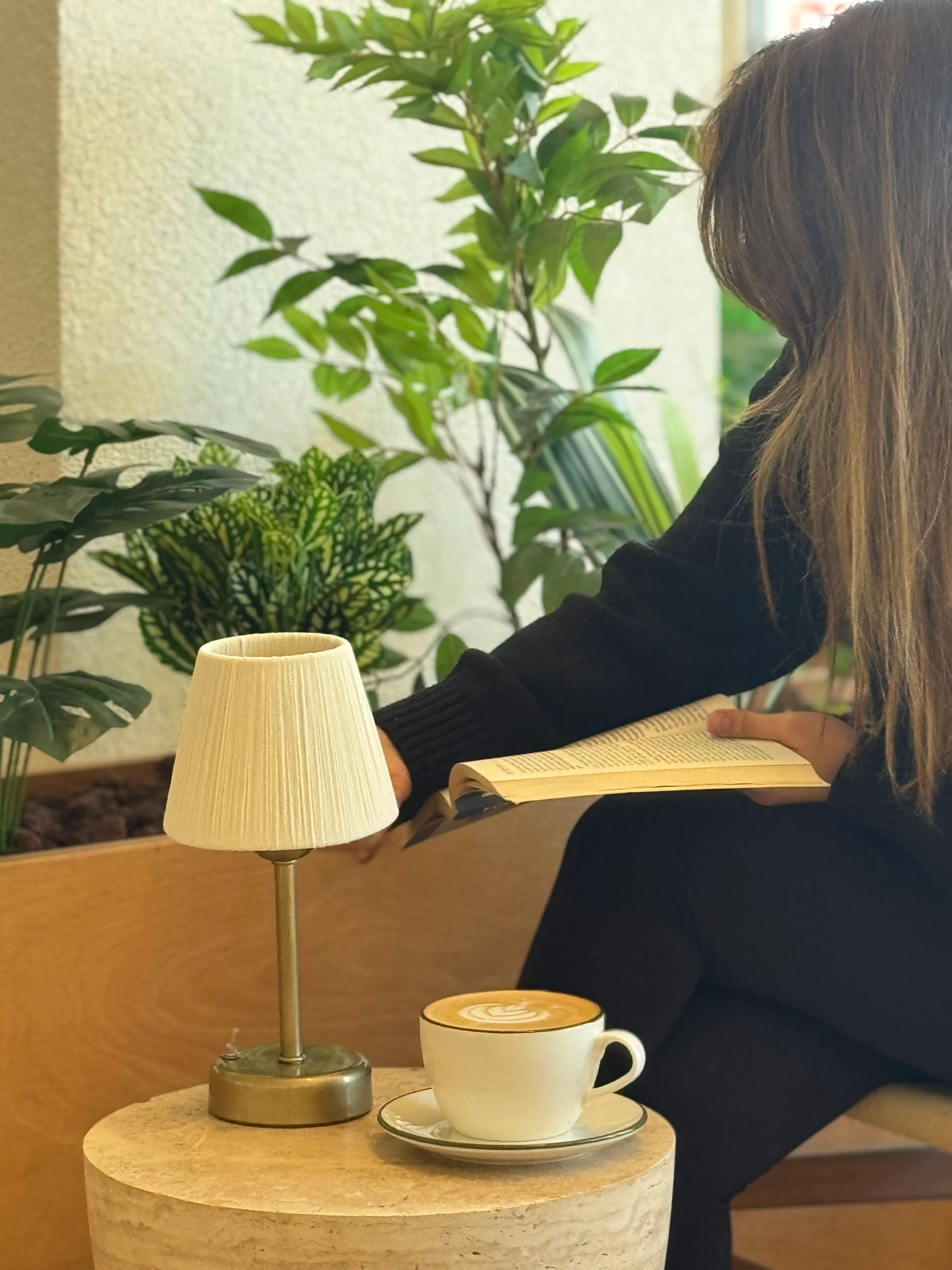 Krem Süet Kadife Kablosuz Pilli Masa Lambası - Alt Uzun