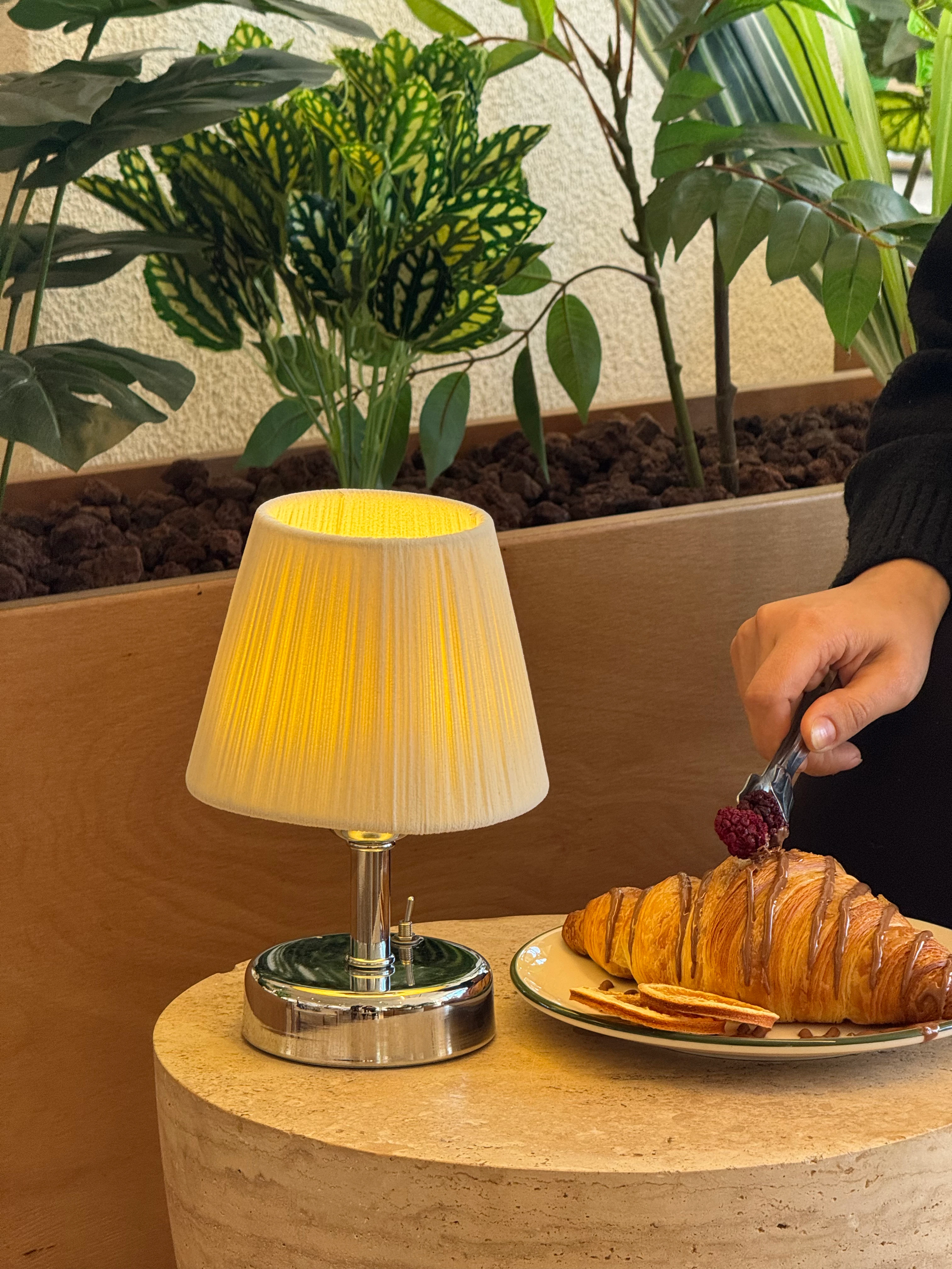 Krem Süet Kadife Kablosuz Şarjlı Masa Lambası  - Silver