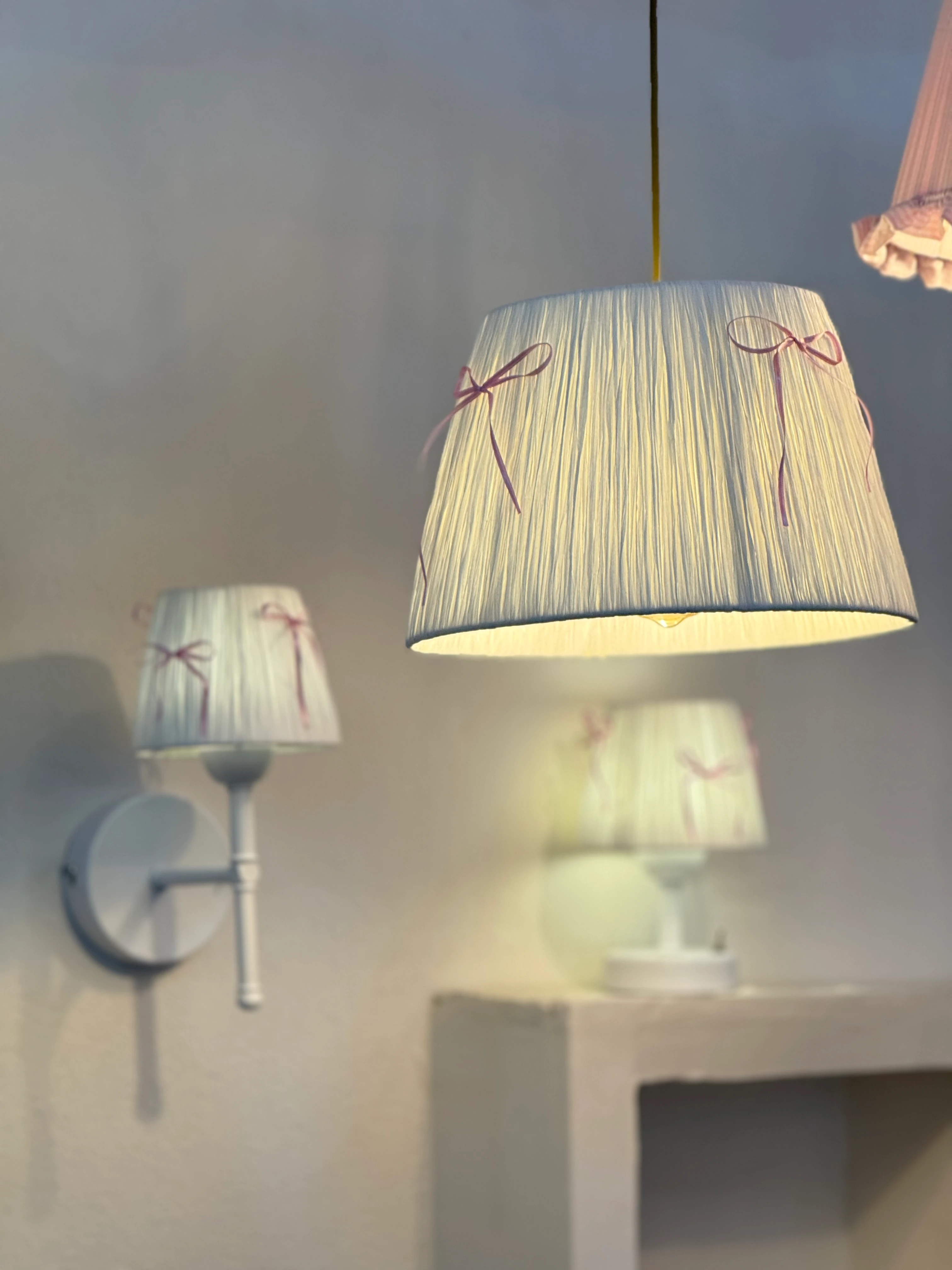 Pembe Fiyonk Beyaz Rafya Modern Avize