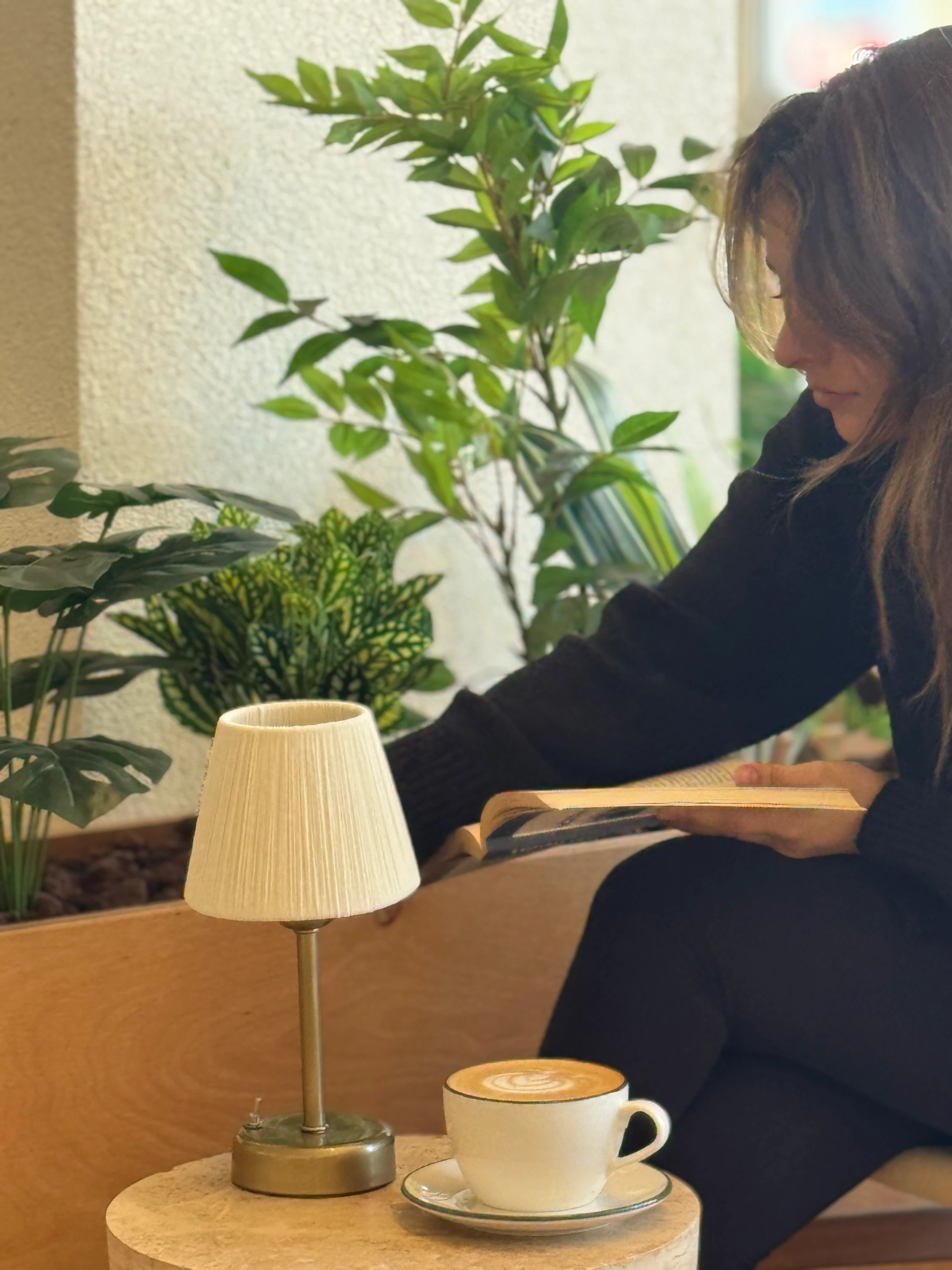 Krem Süet Kadife Kablosuz Pilli Masa Lambası - Alt Uzun