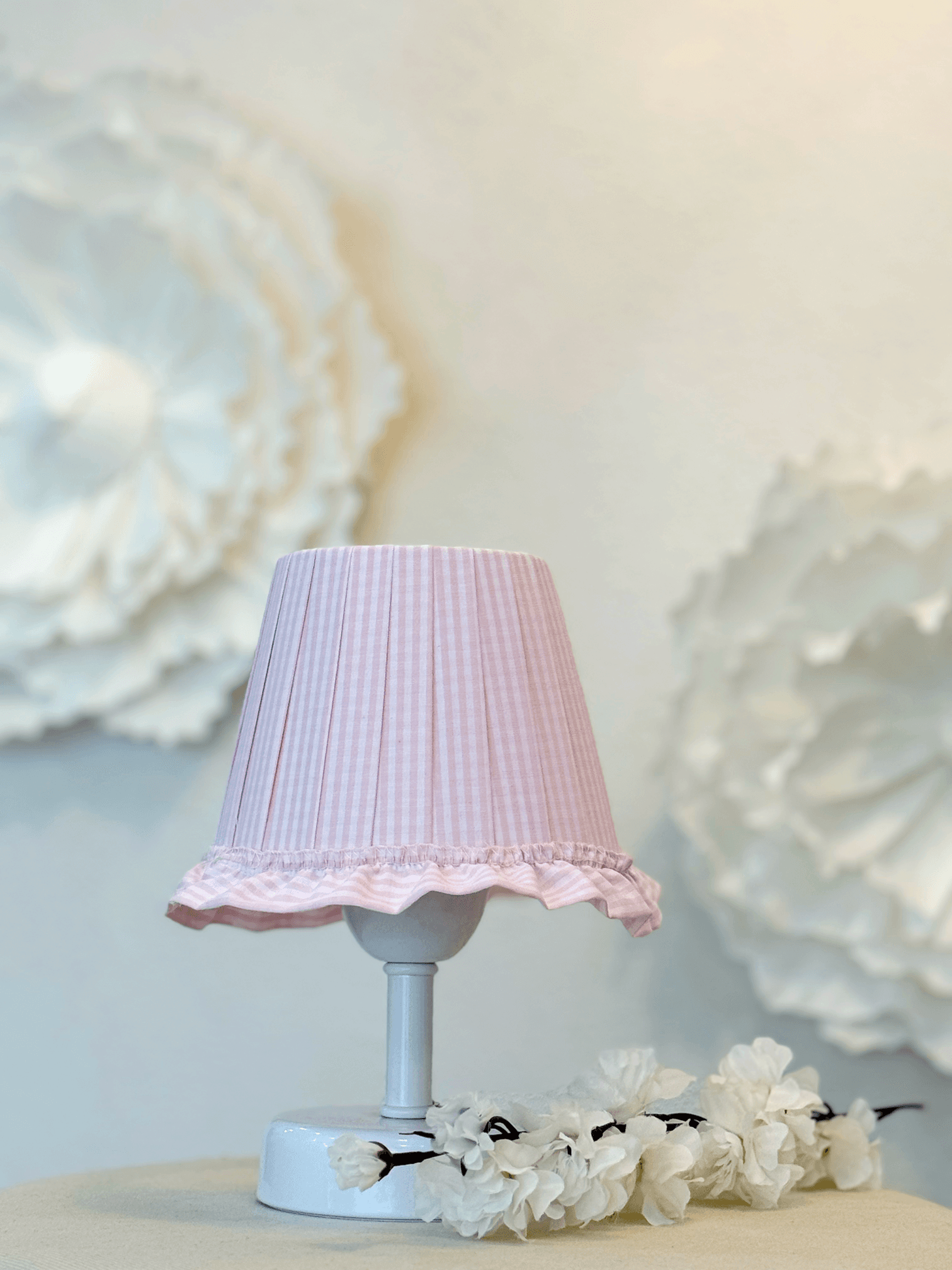 Pembe Pötikare Desen Kumaş Beyaz Ayaklı Kablosuz Gece Masa Lambası Abajur