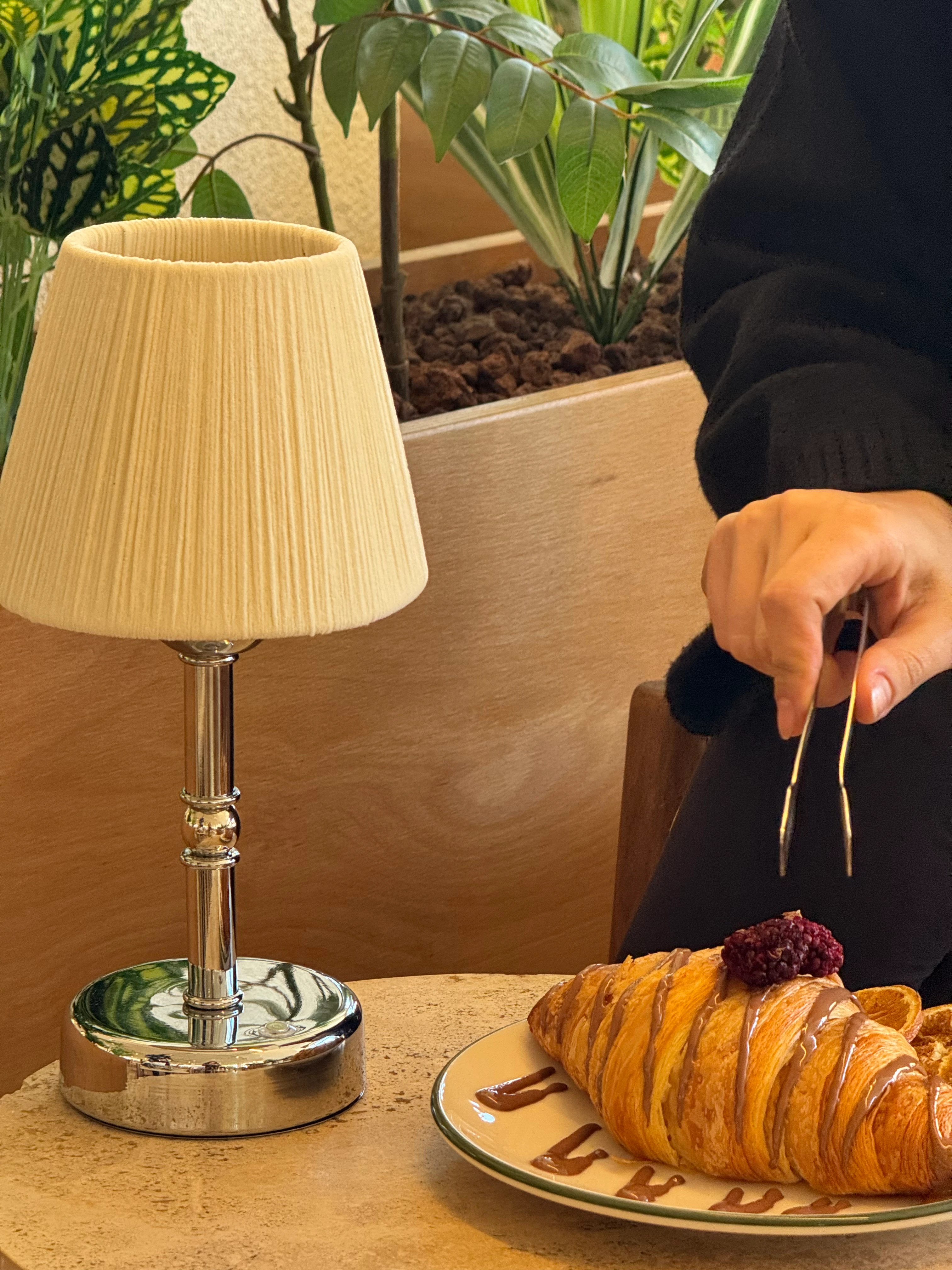 Krem Süet Kadife Kablosuz Şarjlı Masa Lambası - Alt Uzun 