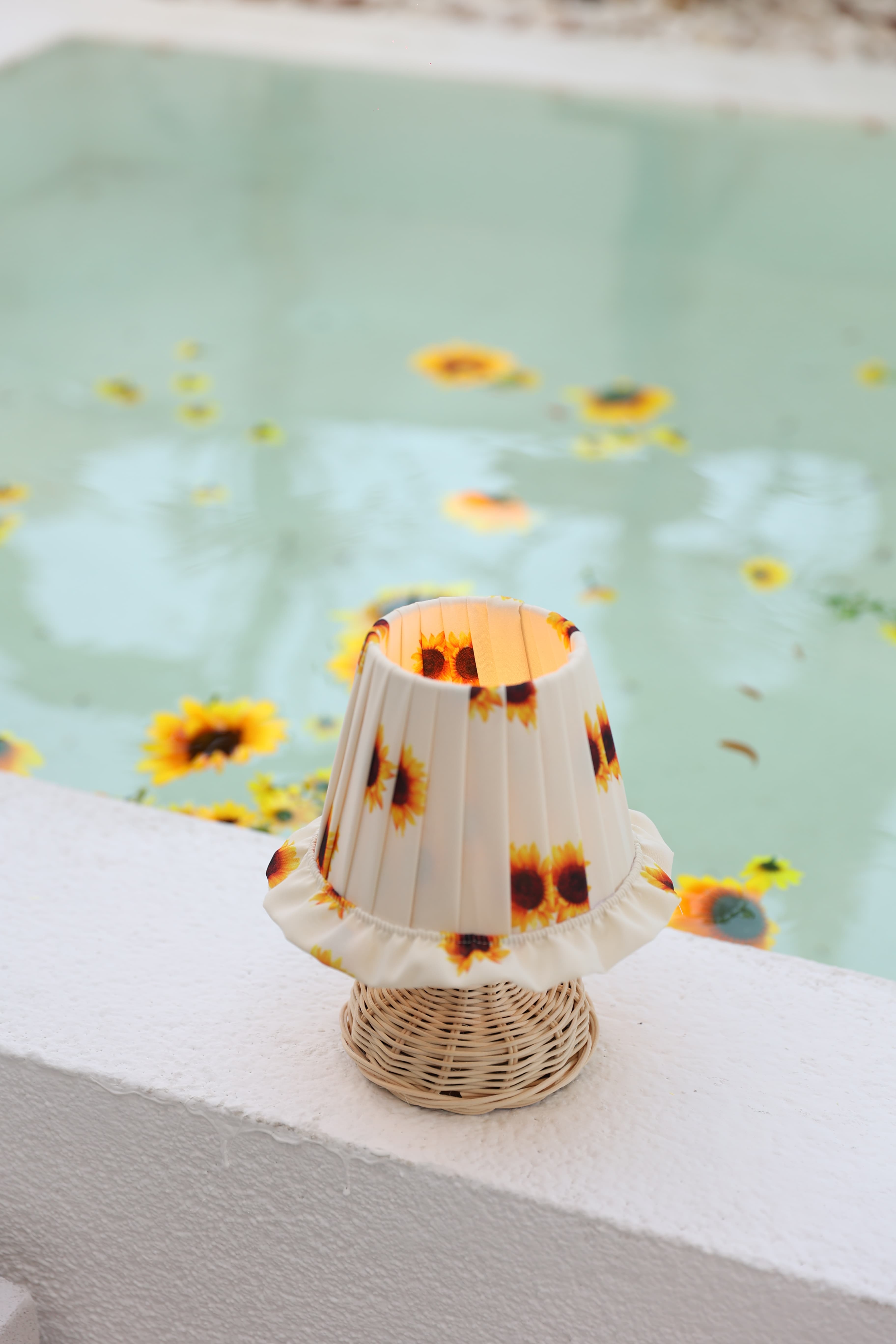 Ayçiçeği Pileli Fırfır Detaylı Sunflower Kablosuz Pilli Masa Lambası – Alt Rattan