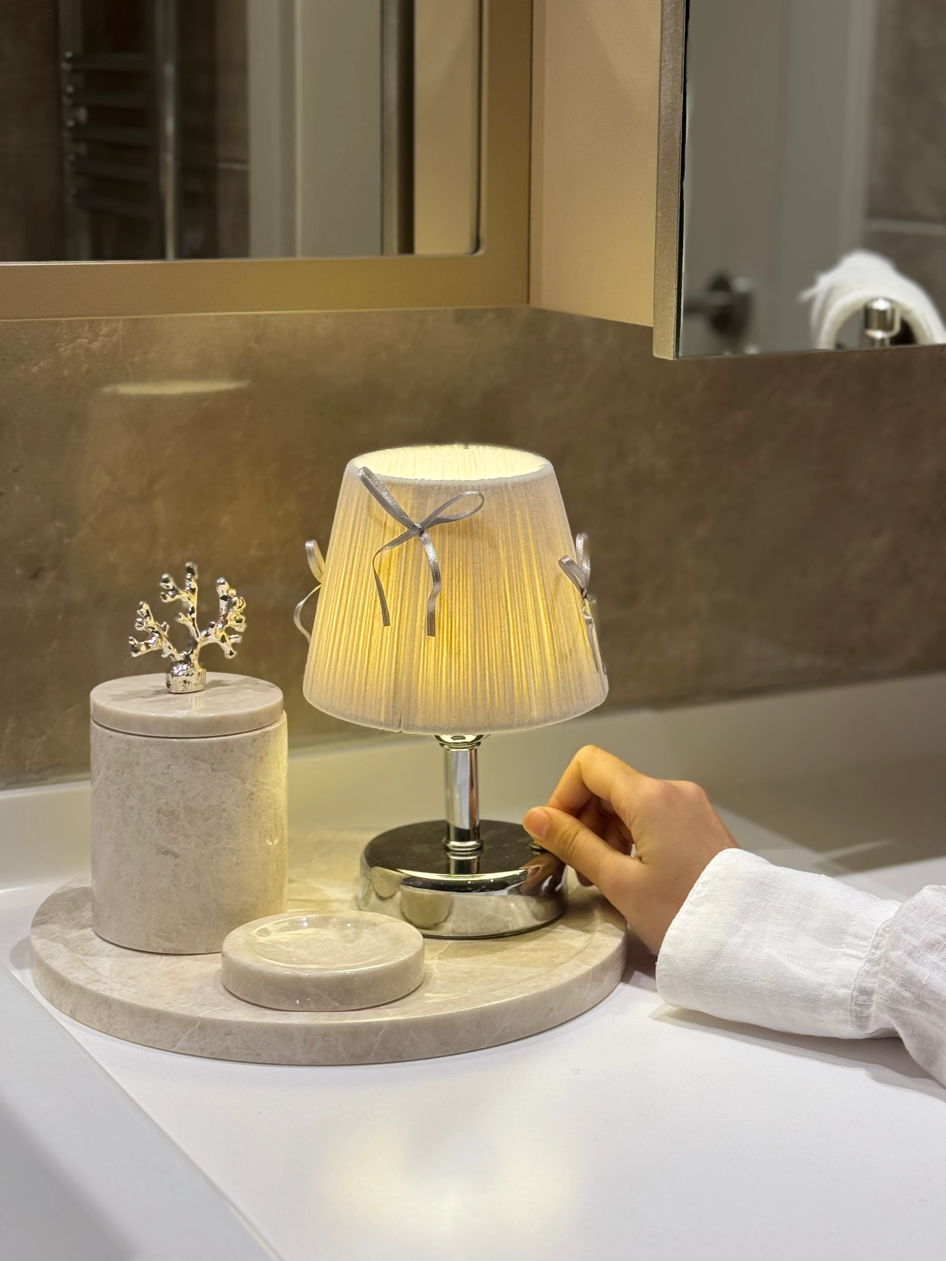 Krem Kadife Süet Gümüş Fiyonk Kablosuz Pilli Masa Lambası - Alt Gümüş