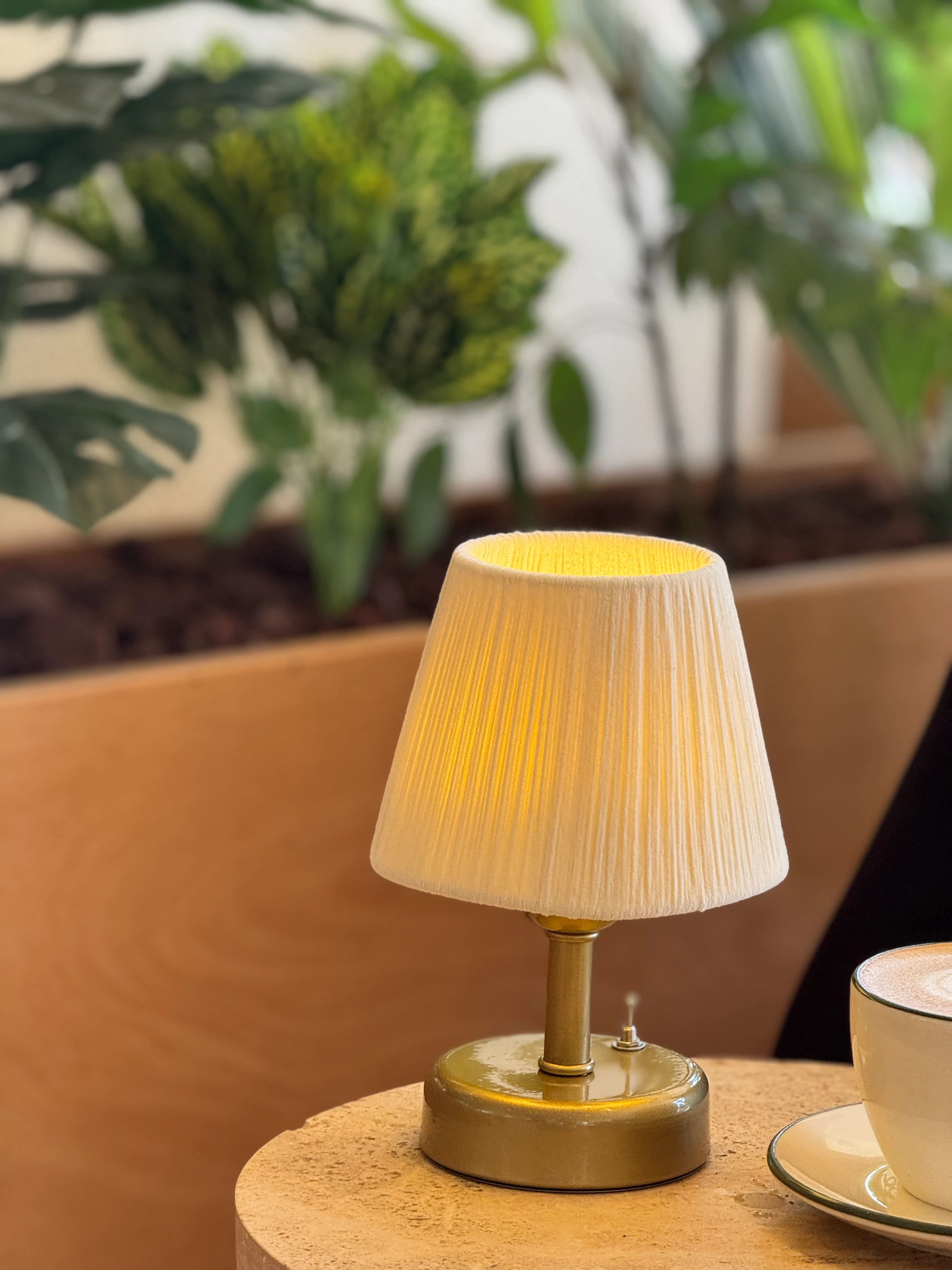 Krem Süet Kadife Kablosuz Pilli Masa Lambası - Alt Eskitme Gold 