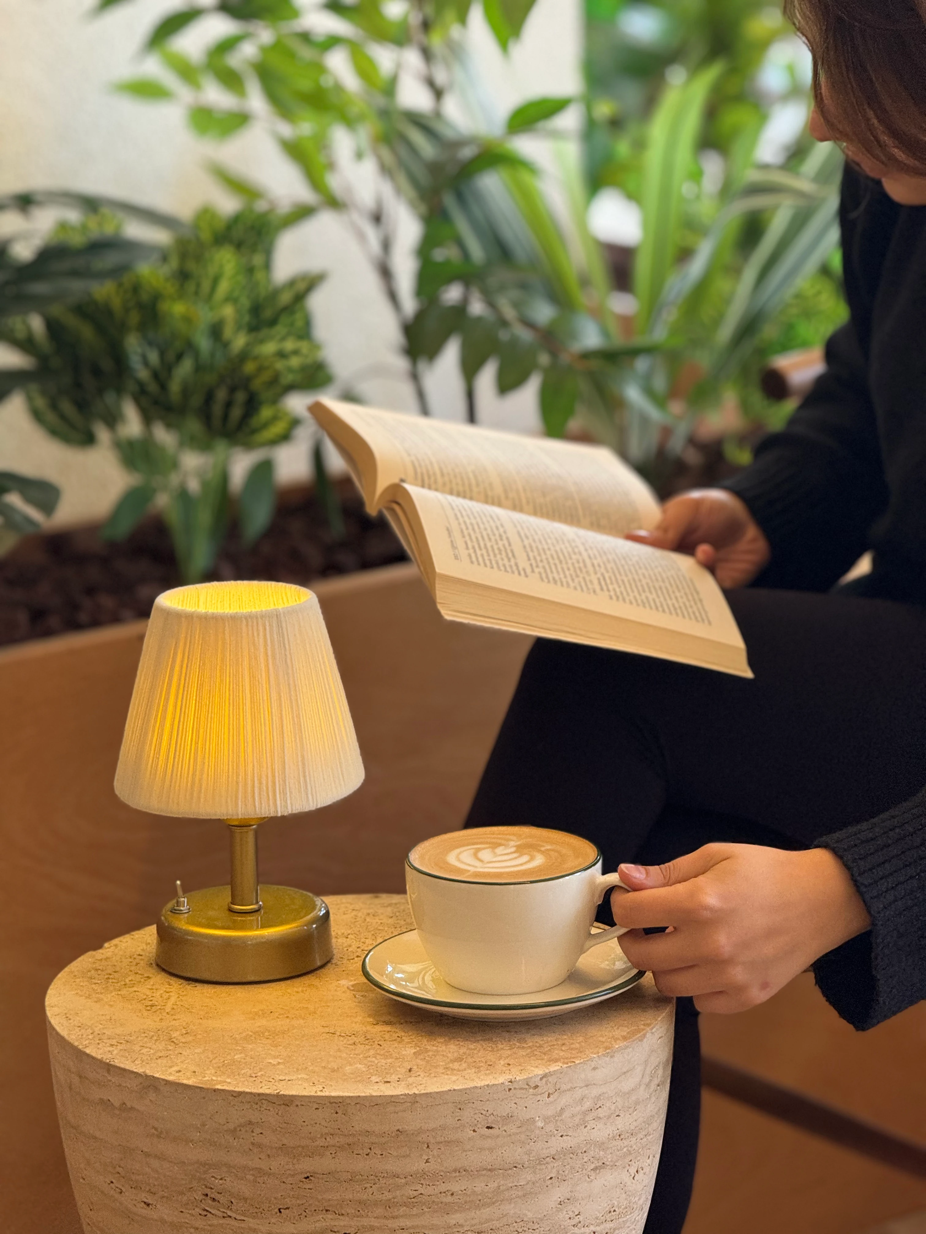 Krem Süet Kadife Kablosuz Pilli Masa Lambası - Alt Eskitme Gold 