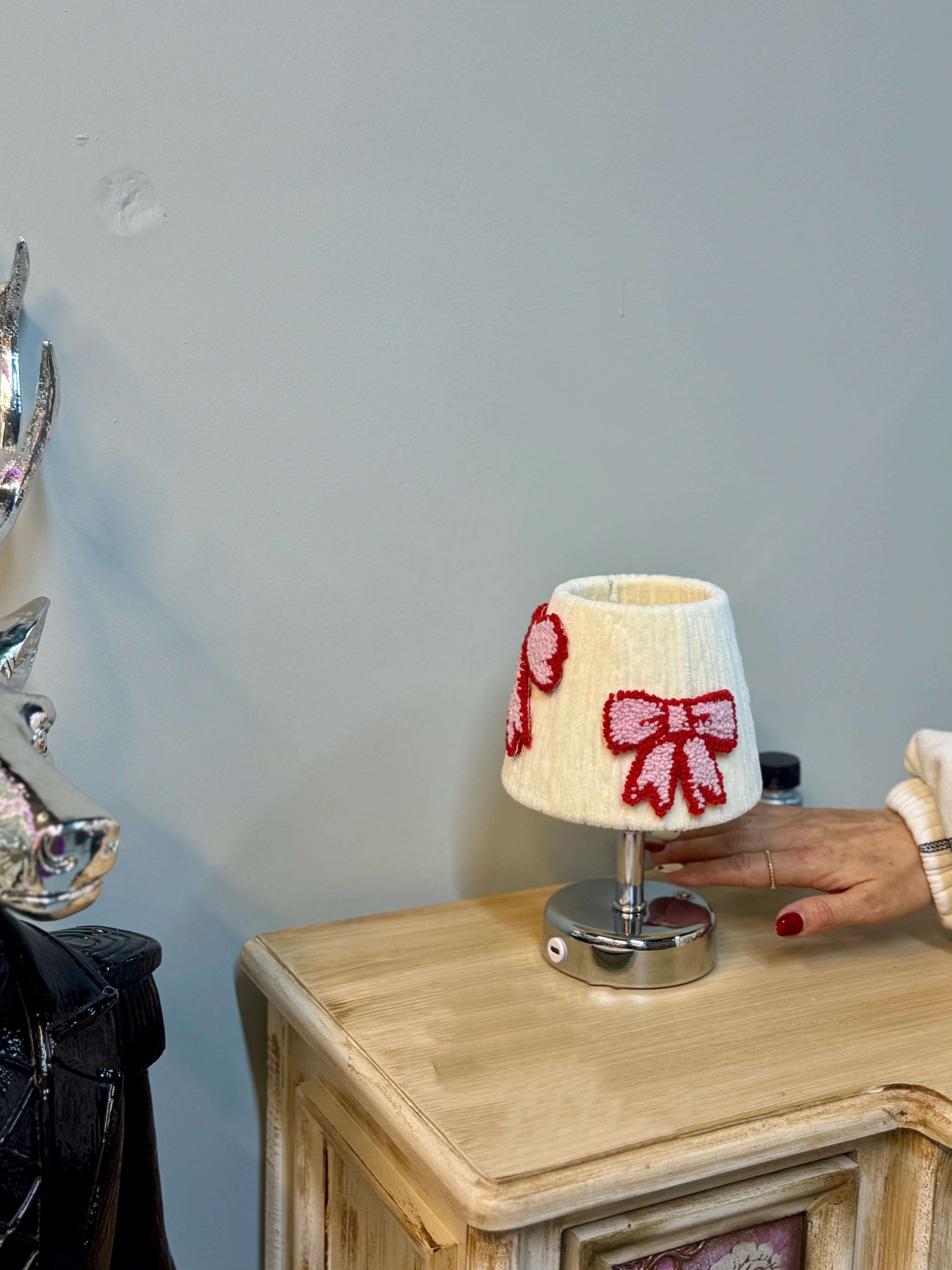 Punch Kadife Pembe - Kırmızı Fiyonk Şarjlı Masa Lambası - Alt Gümüş