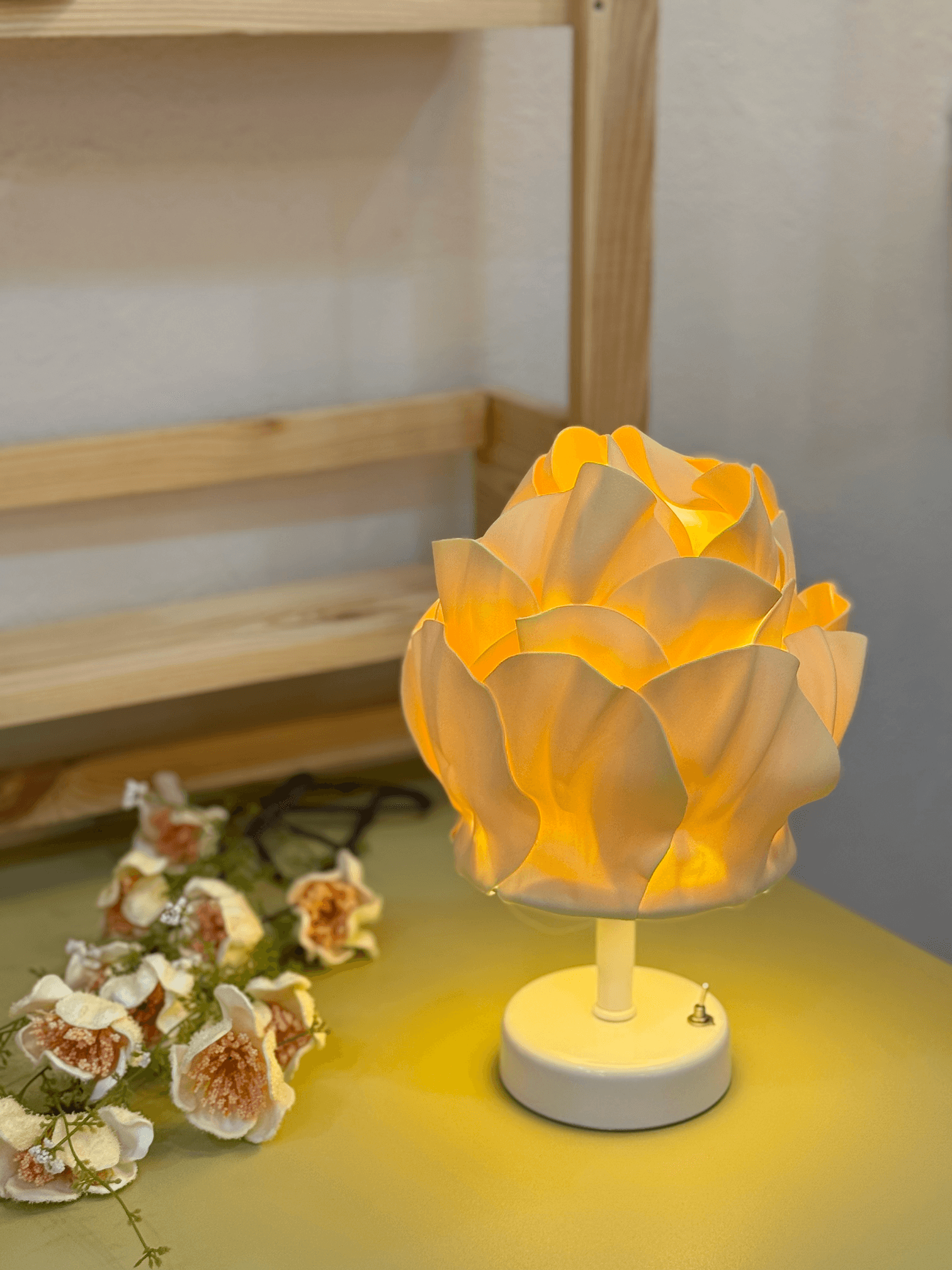 Butter Yellow - Sarı Eva Anemon Tasarım Kablosuz Pilli Masa Lambası - Alt Beyaz (Tüm Boy 30 cm)