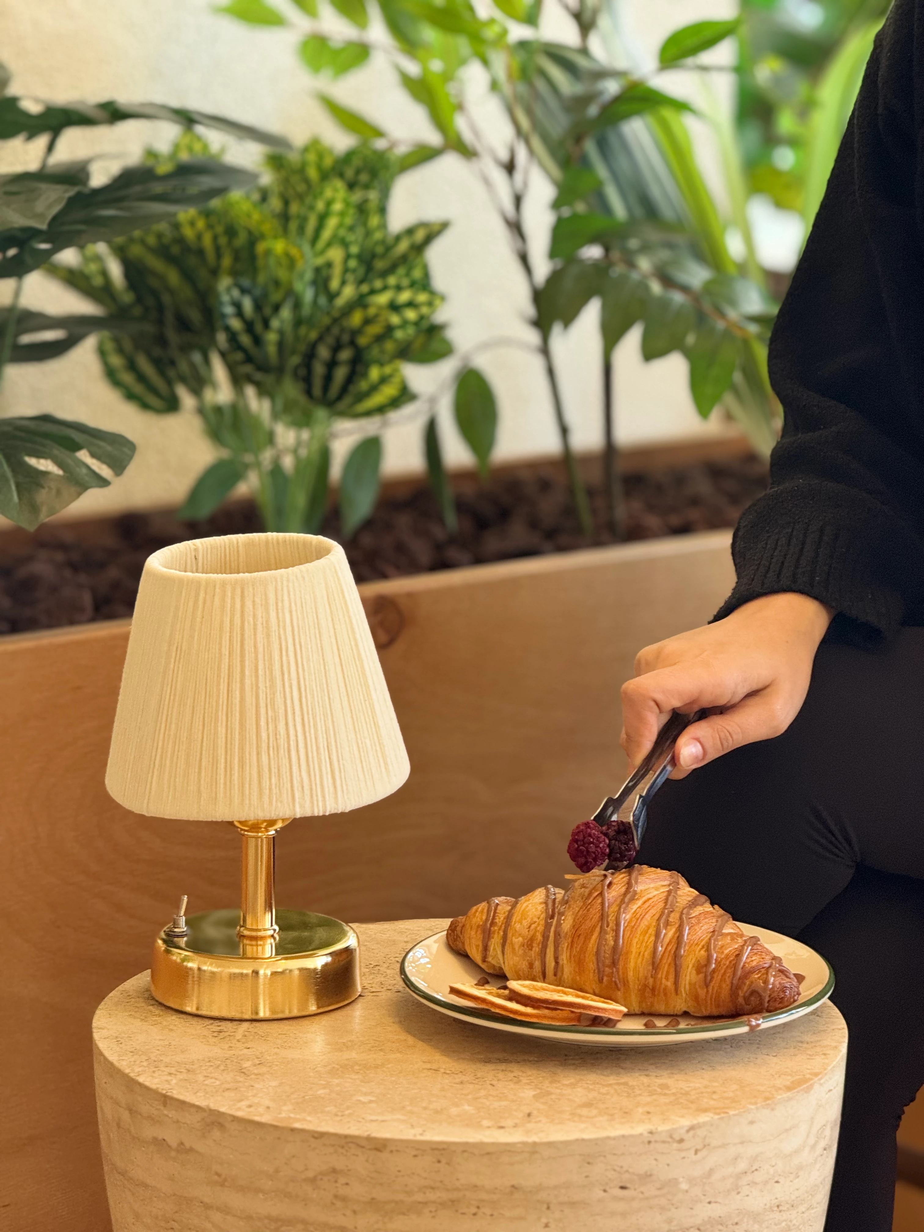 Krem Kadife Süet Kablosuz Pilli Masa Lambası - Alt Parlak Gold