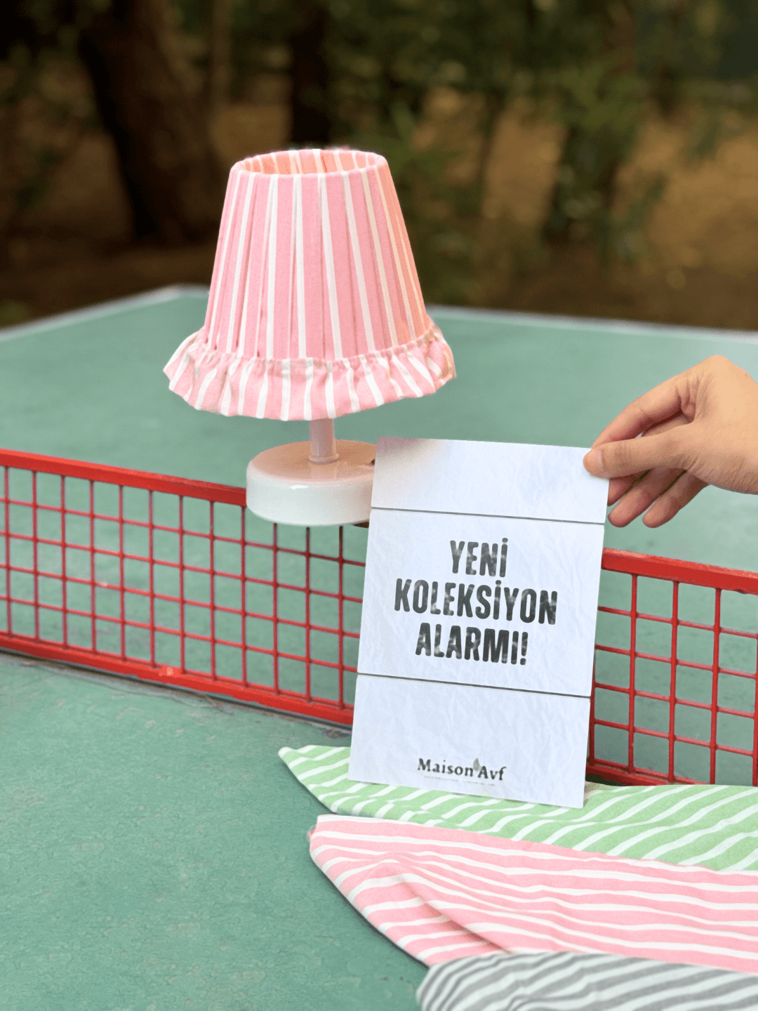 Rally Pembe Çizgili Kablosuz Pilli Masa Lambası - Alt Beyaz