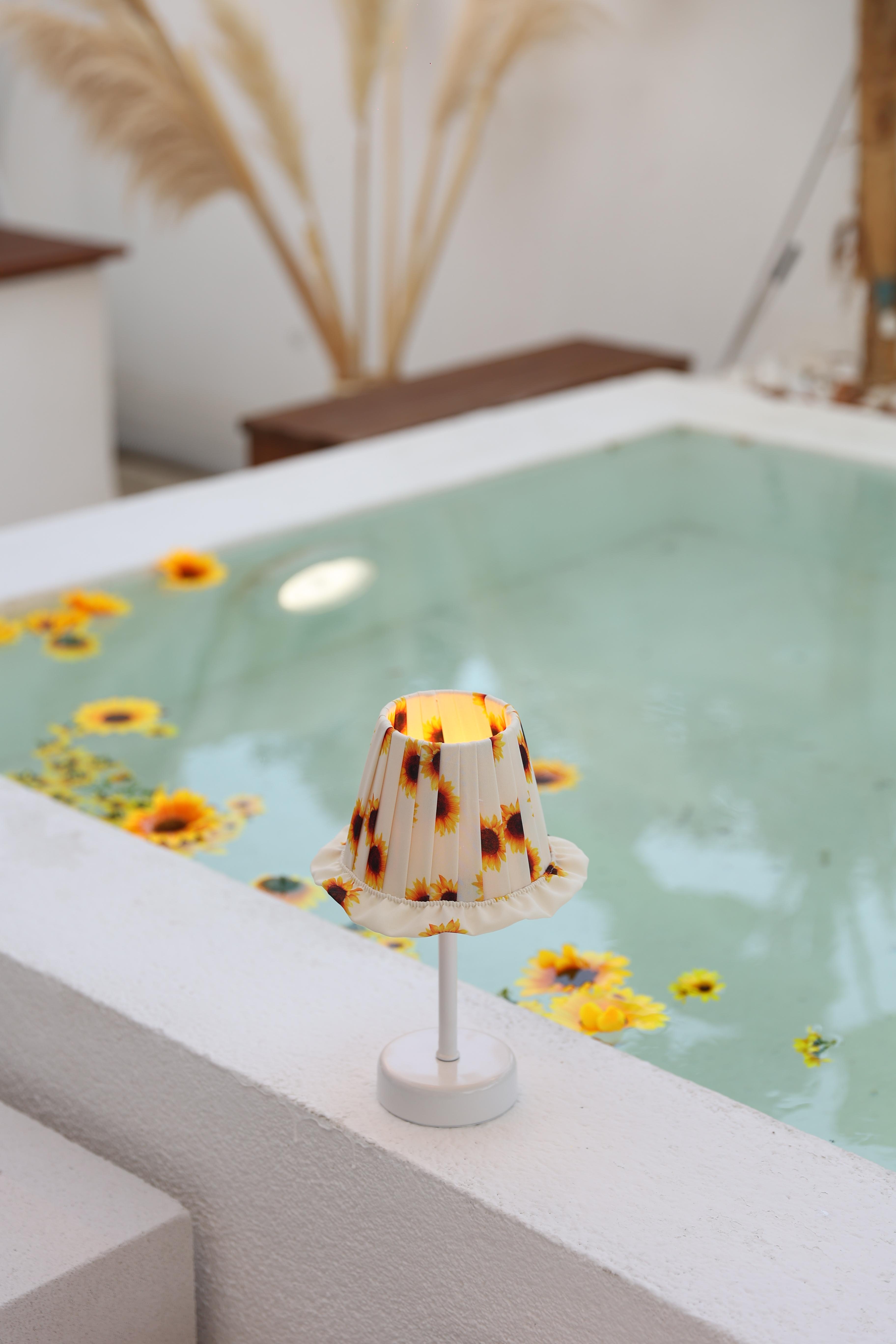 Ayçiçeği Pileli Fırfır Detaylı Sunflower Kablosuz Şarjlı Masa Lambası – Alt Uzun Beyaz