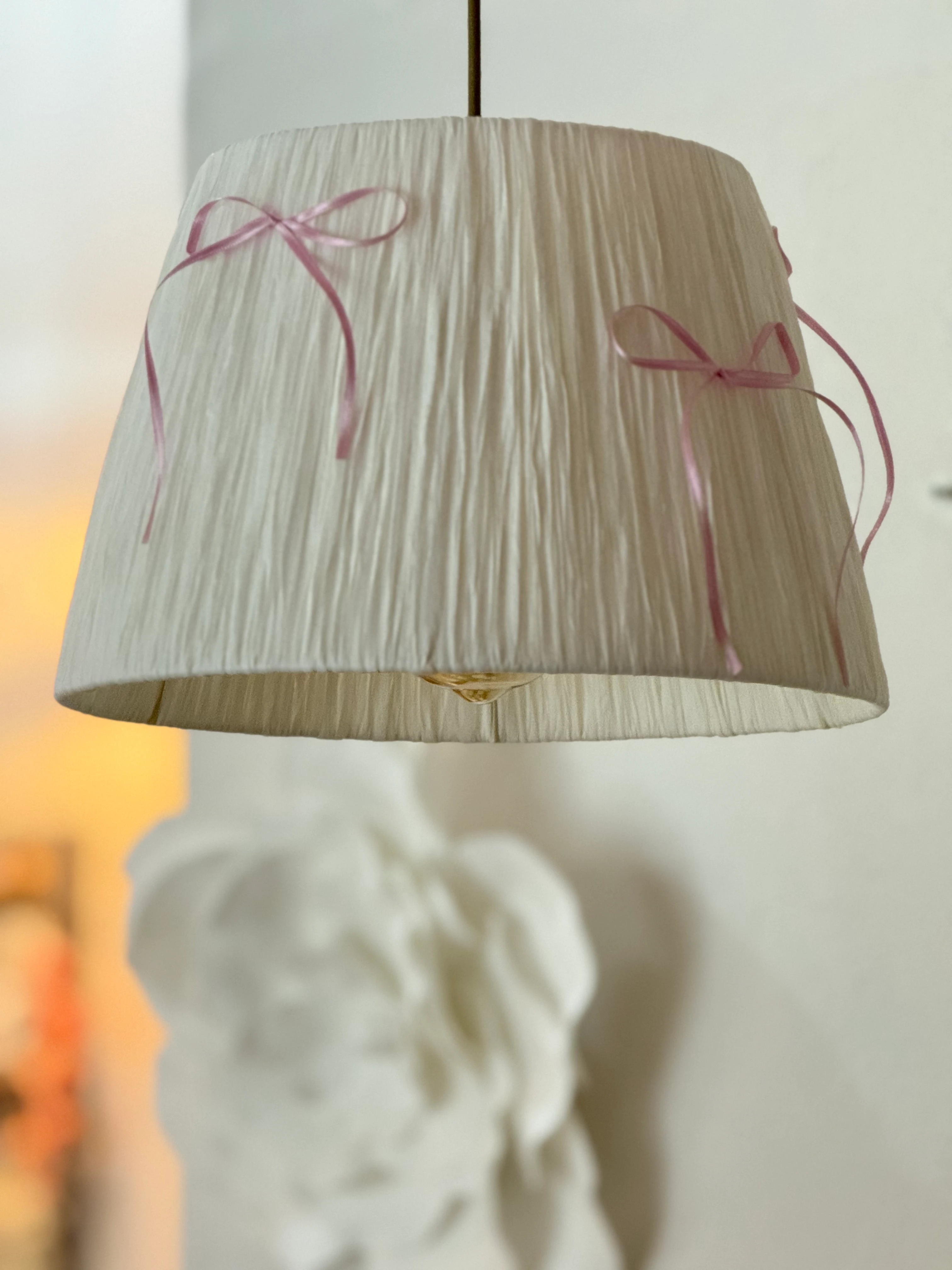 Pembe Fiyonk Beyaz Rafya Modern Avize