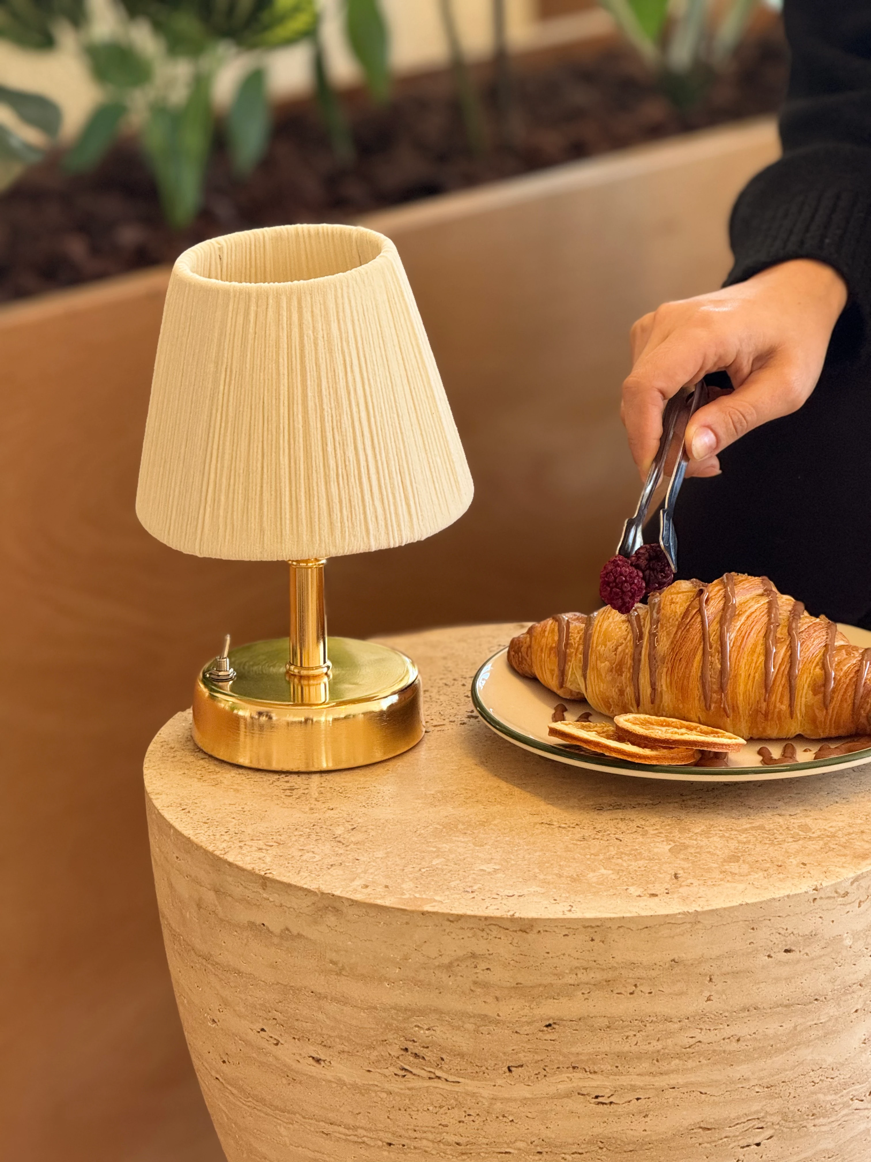 Krem Kadife Süet Kablosuz Pilli Masa Lambası - Alt Parlak Gold