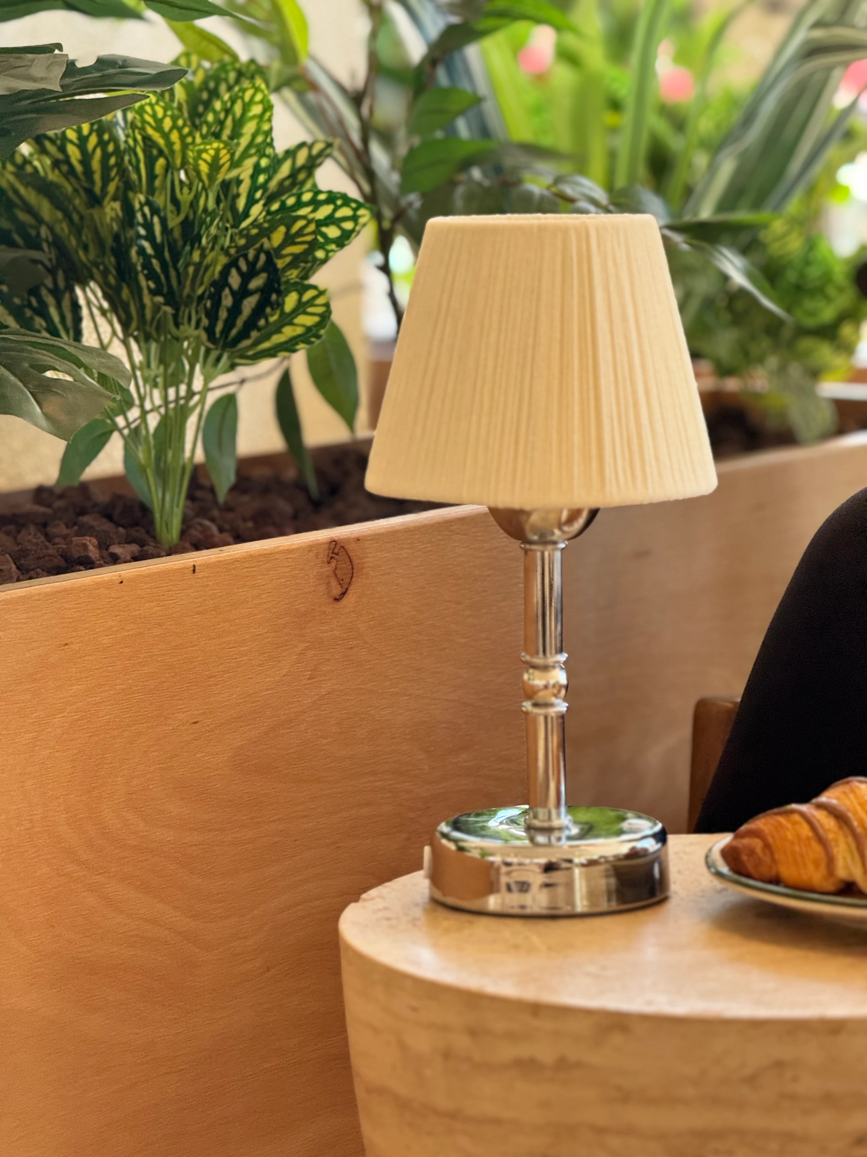 Krem Süet Kadife Kablosuz Şarjlı Masa Lambası - Alt Uzun 