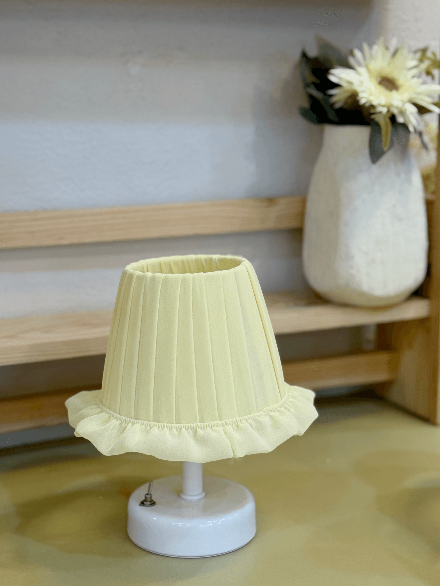 Butter Yellow - Sarı Osmanlı İpeği Fırfır İşlemeli Kablosuz Masa Lambası – Alt Beyaz