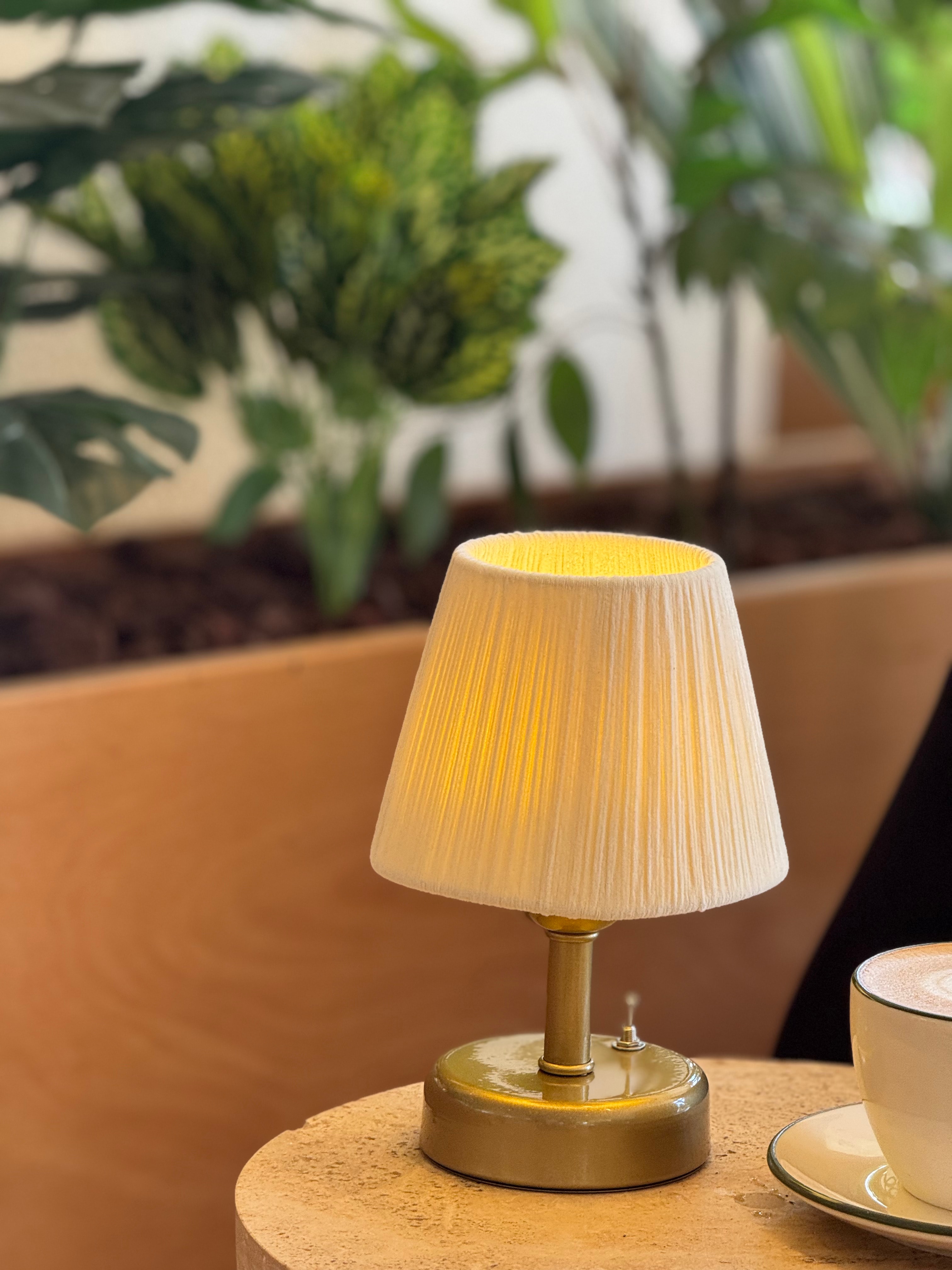 Krem Süet Kadife Kablosuz Pilli Masa Lambası - Alt Eskitme Gold 