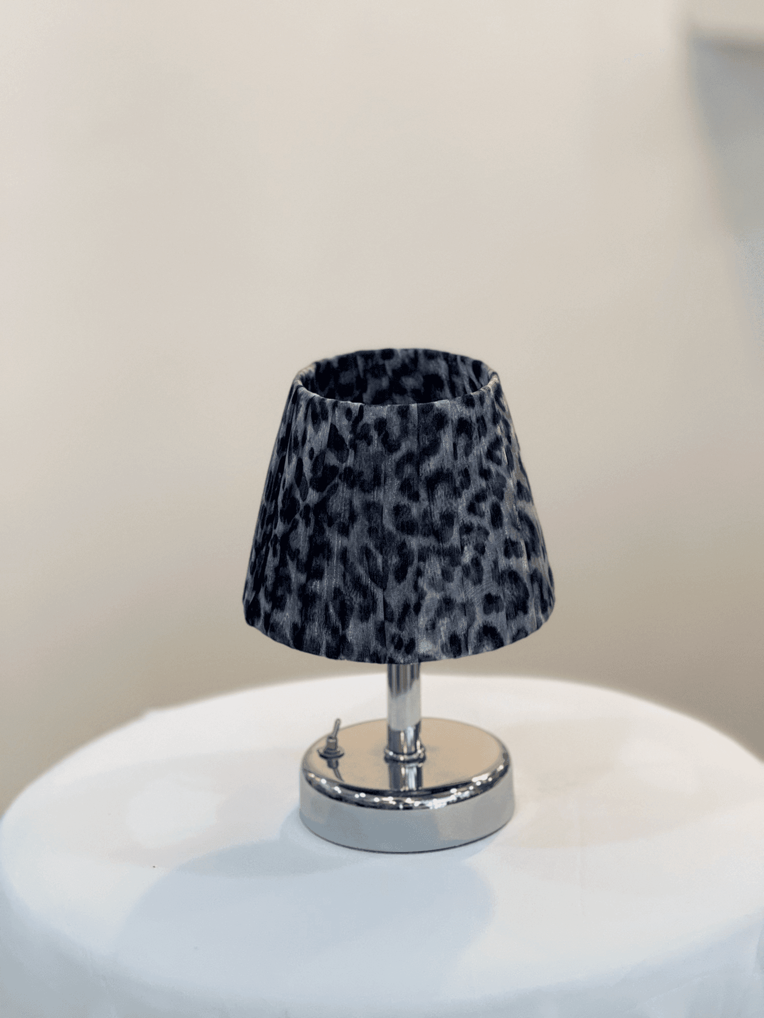 Gri Leopar Desenli Kumaş Kablosuz Pilli Masa Lambası - Alt Gümüş