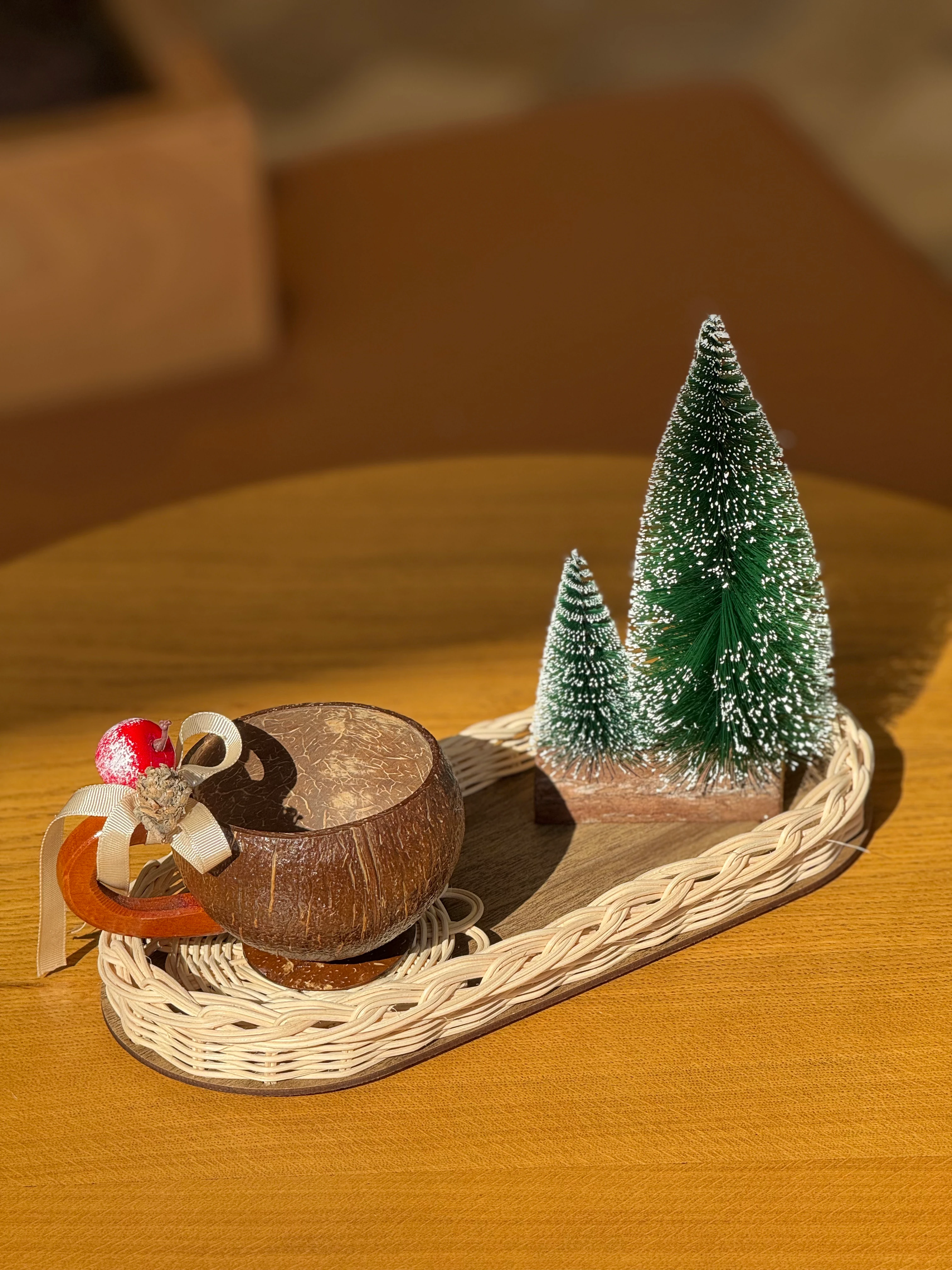 Doğal Rattan 4’lü Kış Dekoru Seti – Tepsi, Kupa, Bardak Altlığı, Mini Çam Ağacı