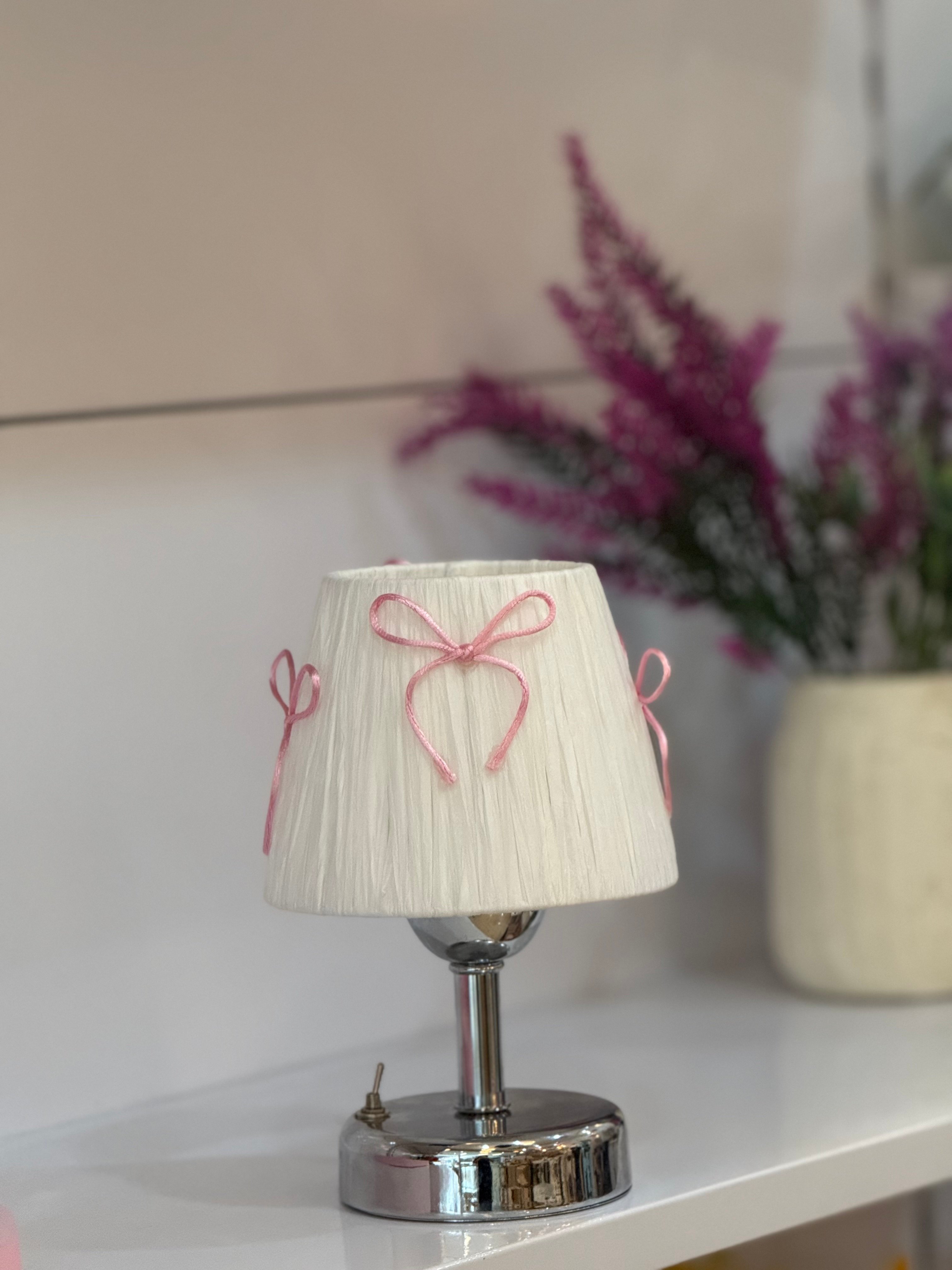 Candy Pembe Fiyonk Beyaz Rafya Kablosuz Masa Lambası - Alt Gümüş