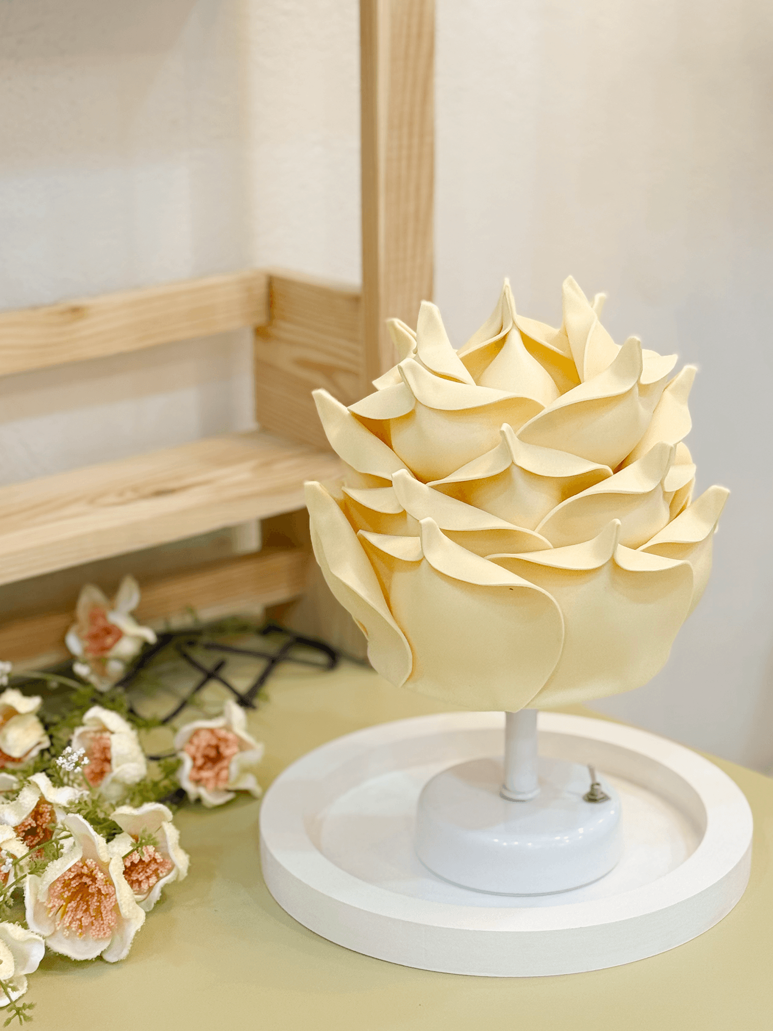Butter Yellow - Sarı Eva Gül Tasarım Kablosuz Pilli Masa Lambası - Alt Beyaz (Tüm Boy 30 cm)