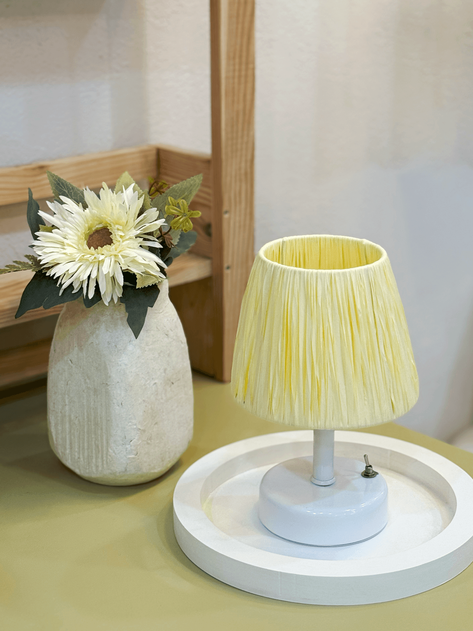 2'li Butter Yellow-Sarı Rafya Kablosuz Pilli Masa Lambası -Alt Beyaz & Beyaz Yuvarlak Tepsi Set