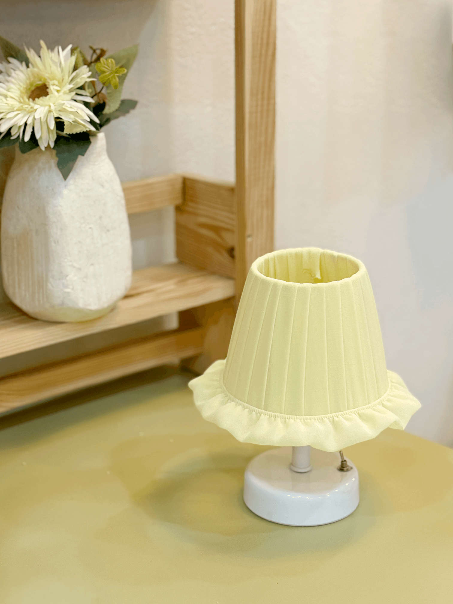 Butter Yellow - Sarı Osmanlı İpeği Fırfır İşlemeli Kablosuz Masa Lambası – Alt Beyaz