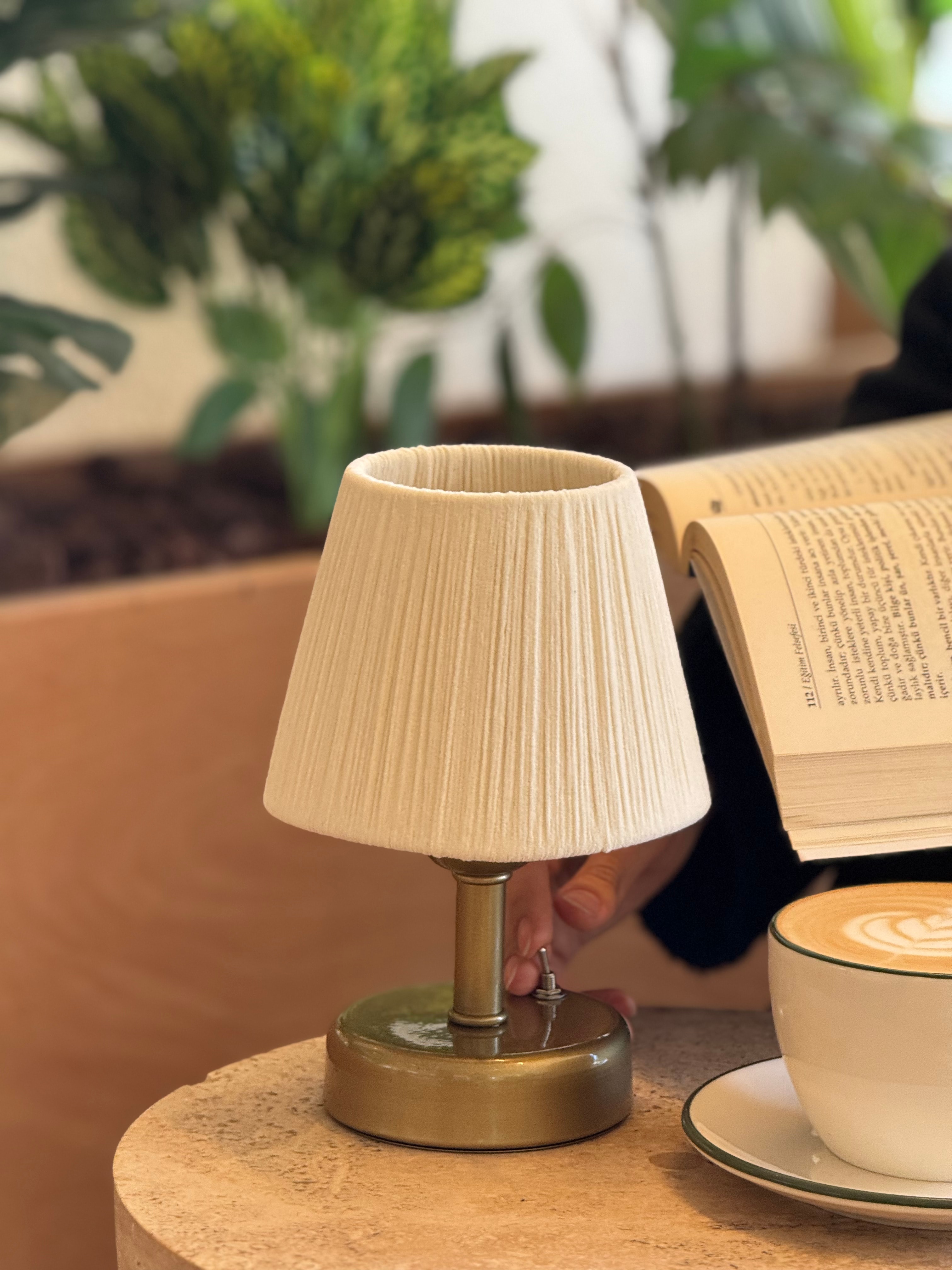 Krem Süet Kadife Kablosuz Pilli Masa Lambası - Alt Eskitme Gold 