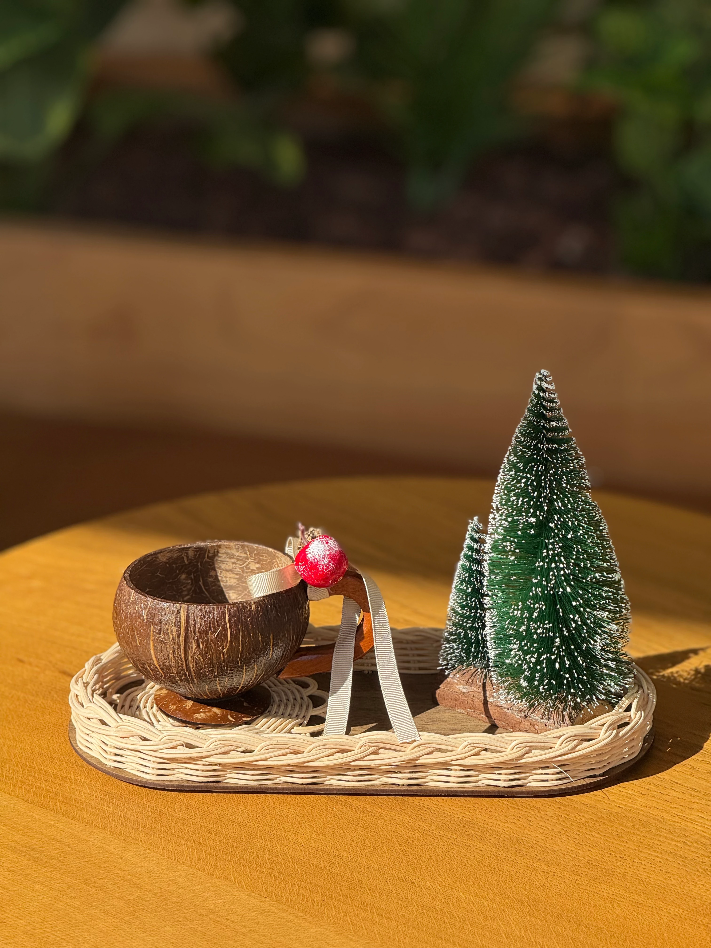 Doğal Rattan 4’lü Kış Dekoru Seti – Tepsi, Kupa, Bardak Altlığı, Mini Çam Ağacı