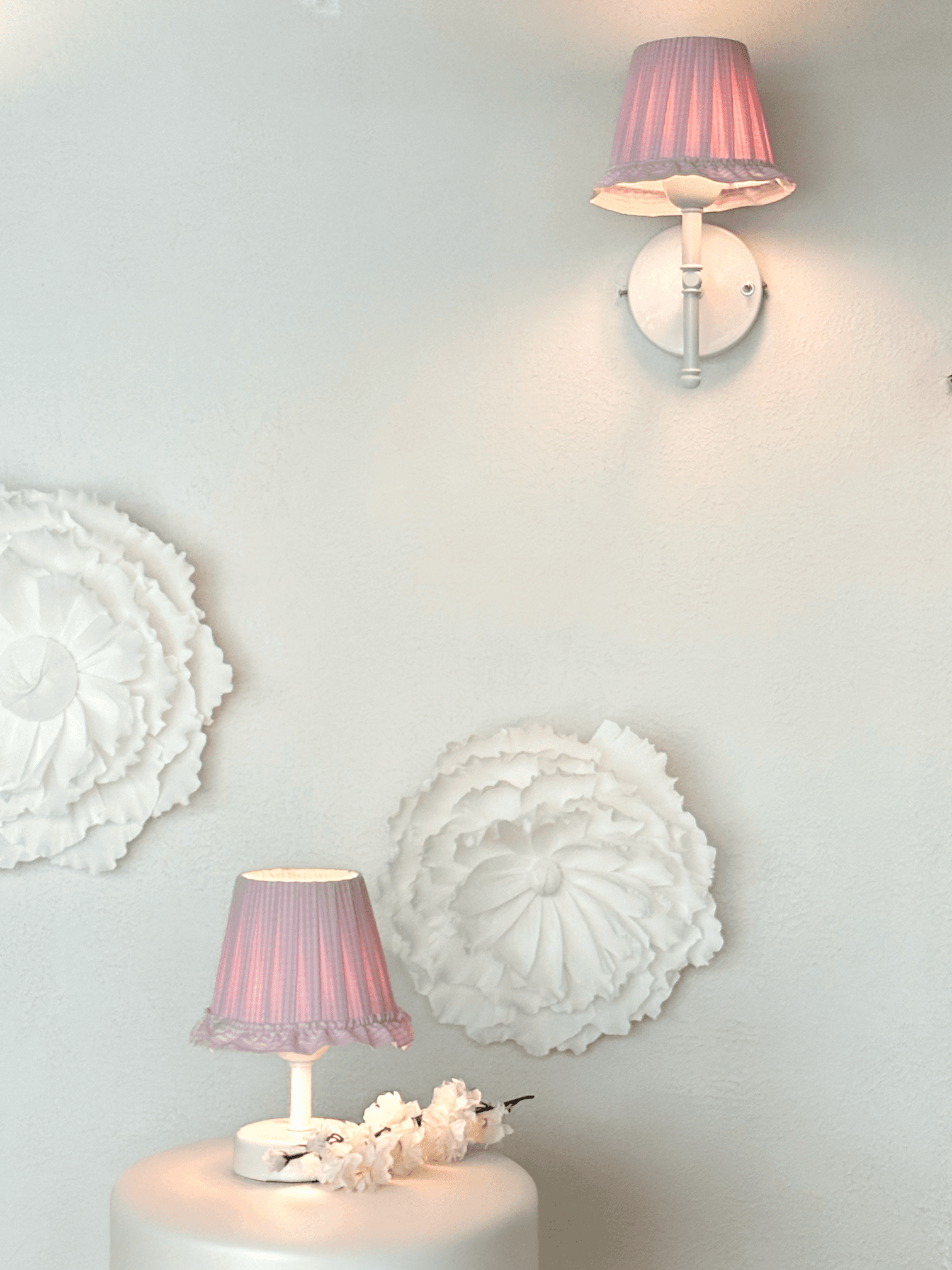 Pembe Pötikare Desen Kumaş Beyaz Ayaklı Kablosuz Gece Masa Lambası Abajur