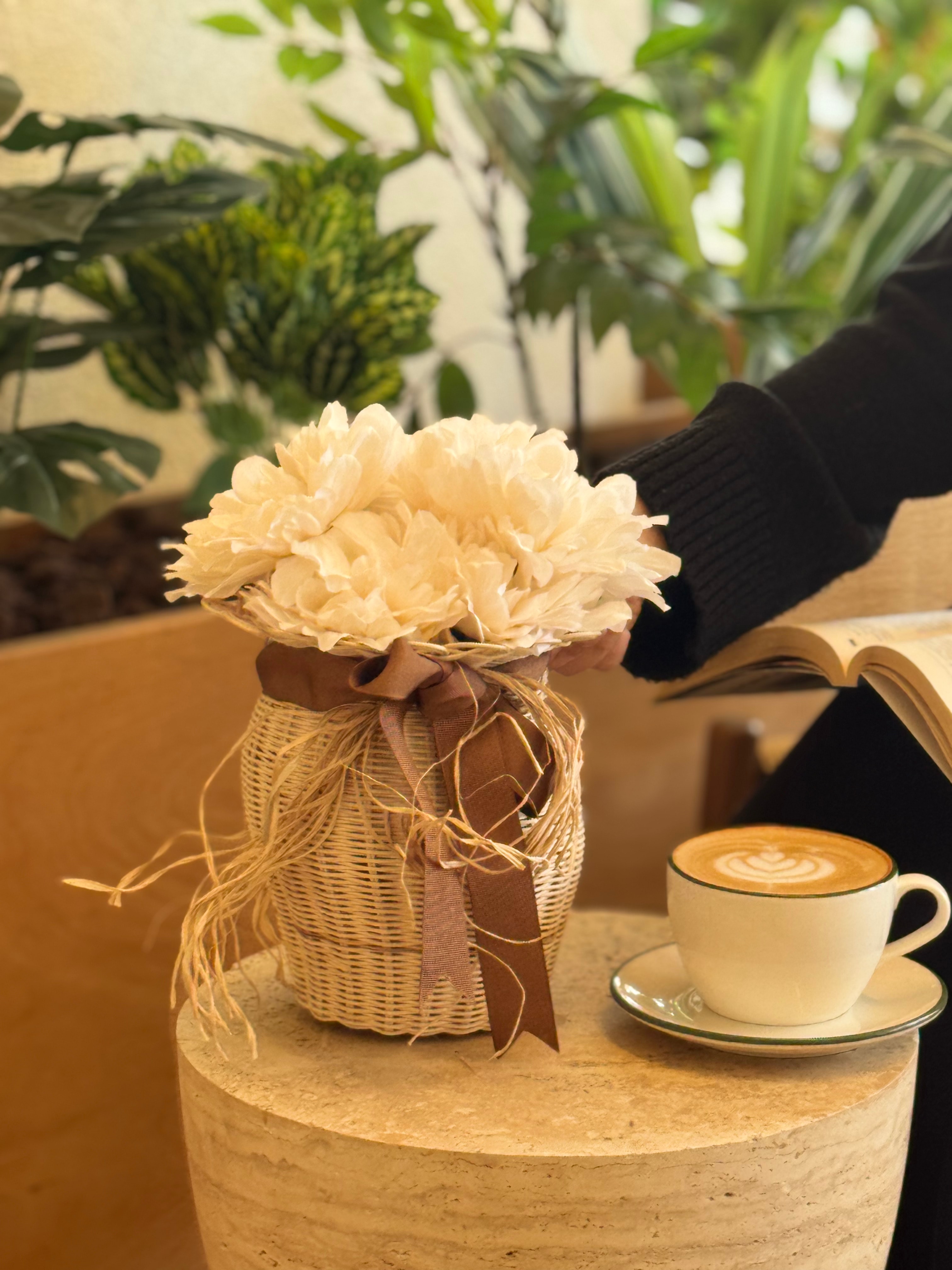 2’li El Yapımı Rattan Vazo Seti – Kahverengi Kurdele Detaylı & Krizantem Çiçek