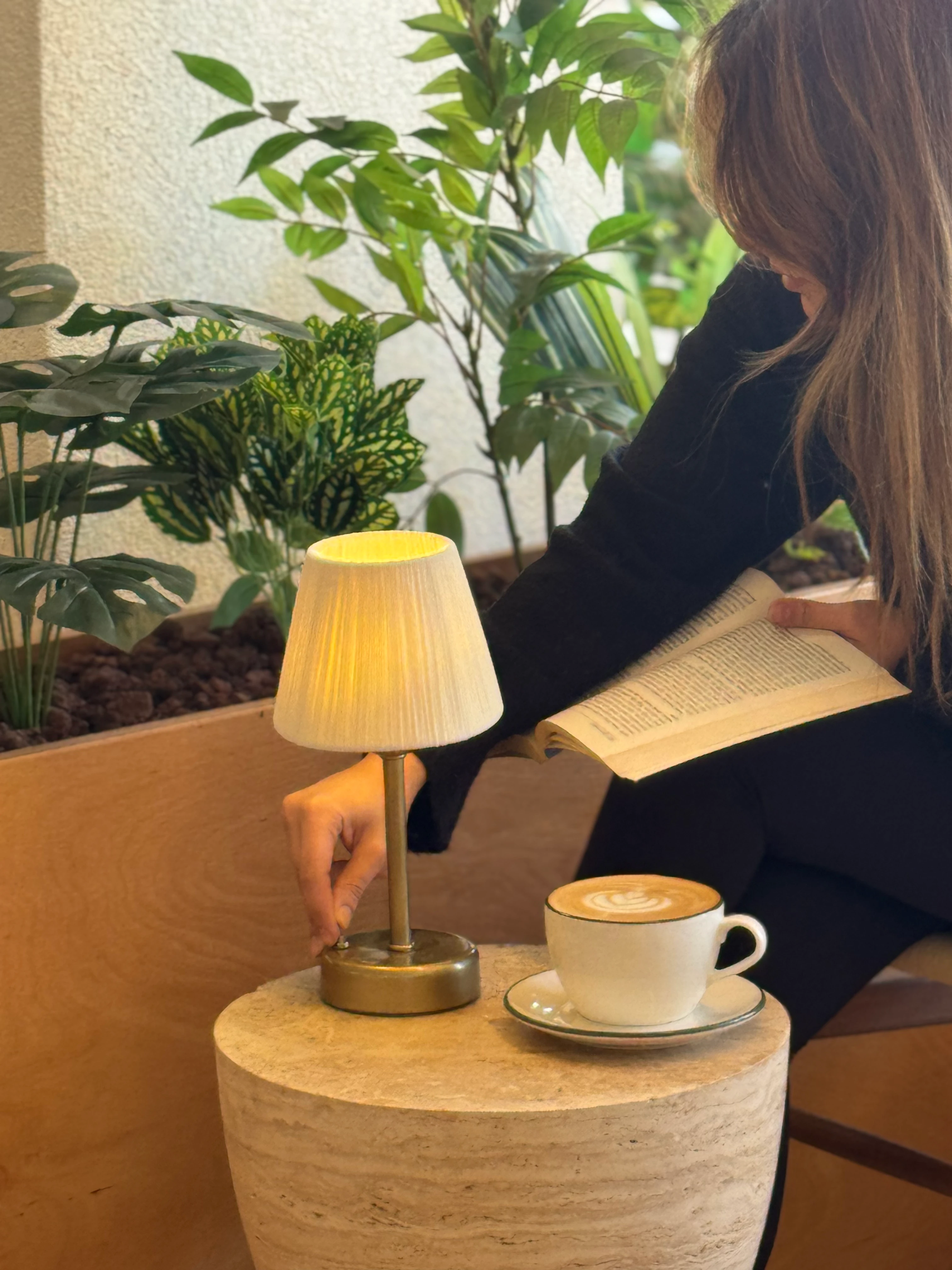 Krem Süet Kadife Kablosuz Pilli Masa Lambası - Alt Uzun