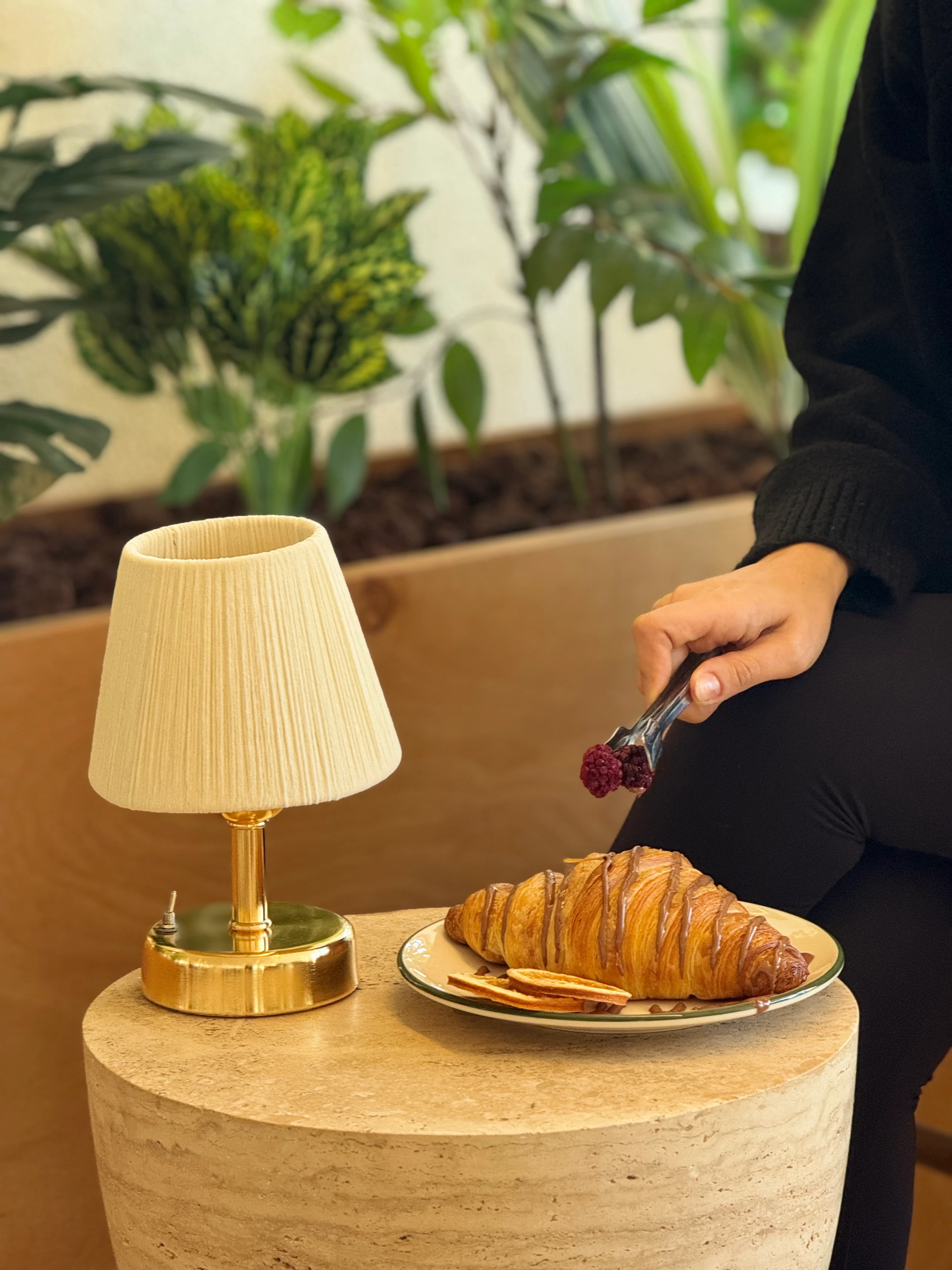 Krem Kadife Süet Kablosuz Pilli Masa Lambası - Alt Parlak Gold