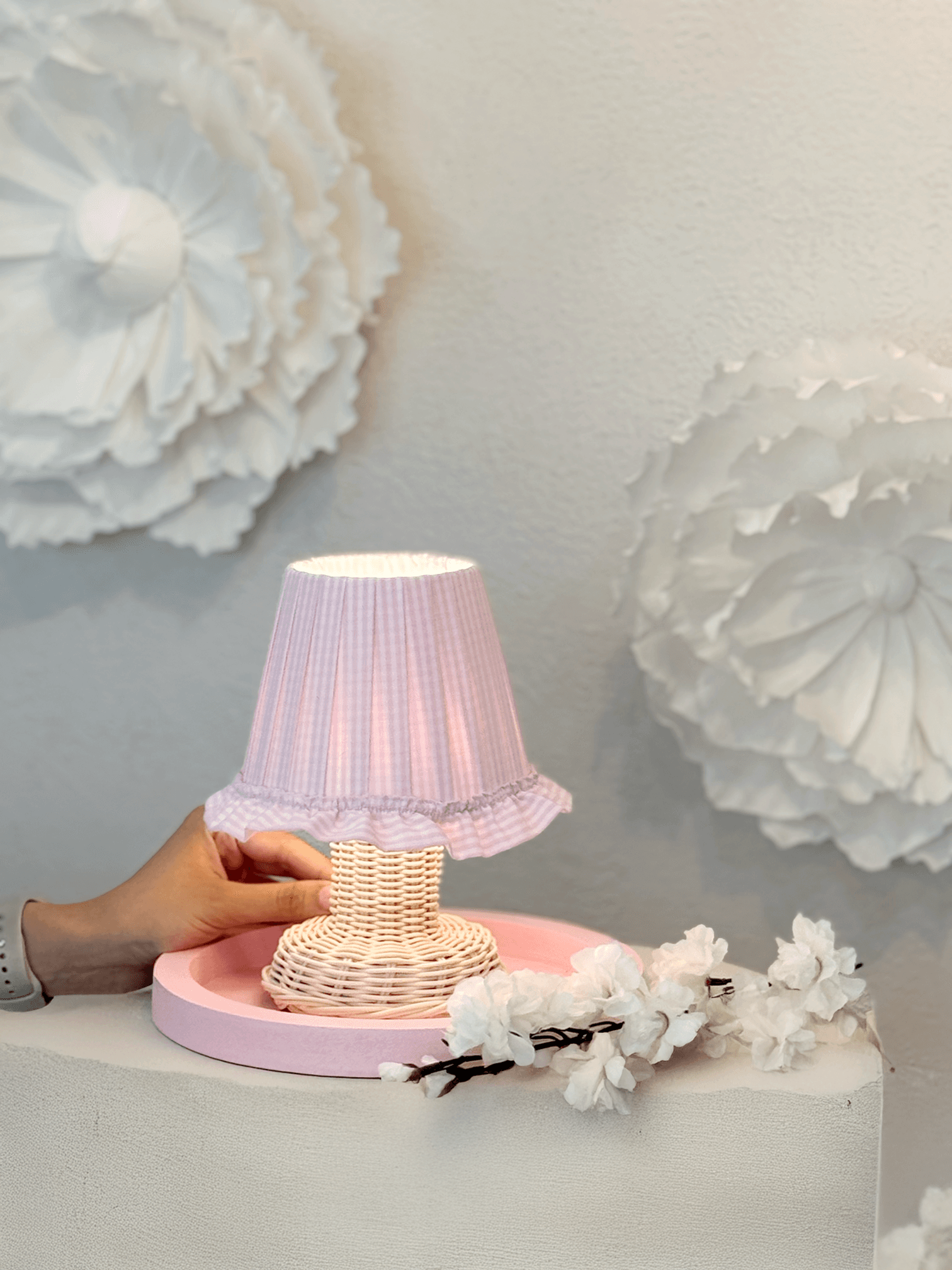Pinky Pembe Pötikare Desen Kumaş Rattan Ayaklı Kablosuz Gece Masa Lambası