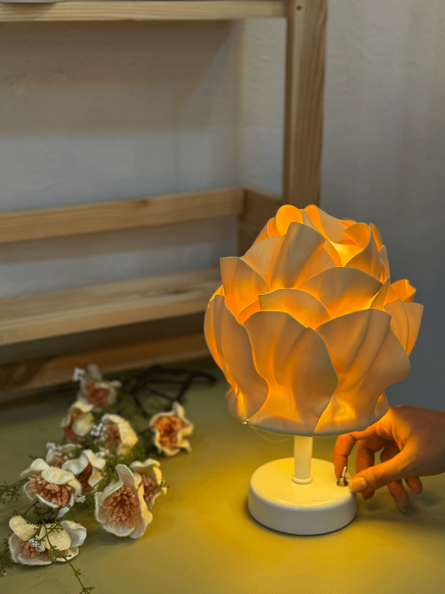 Butter Yellow - Sarı Eva Anemon Tasarım Kablosuz Pilli Masa Lambası - Alt Beyaz (Tüm Boy 30 cm)