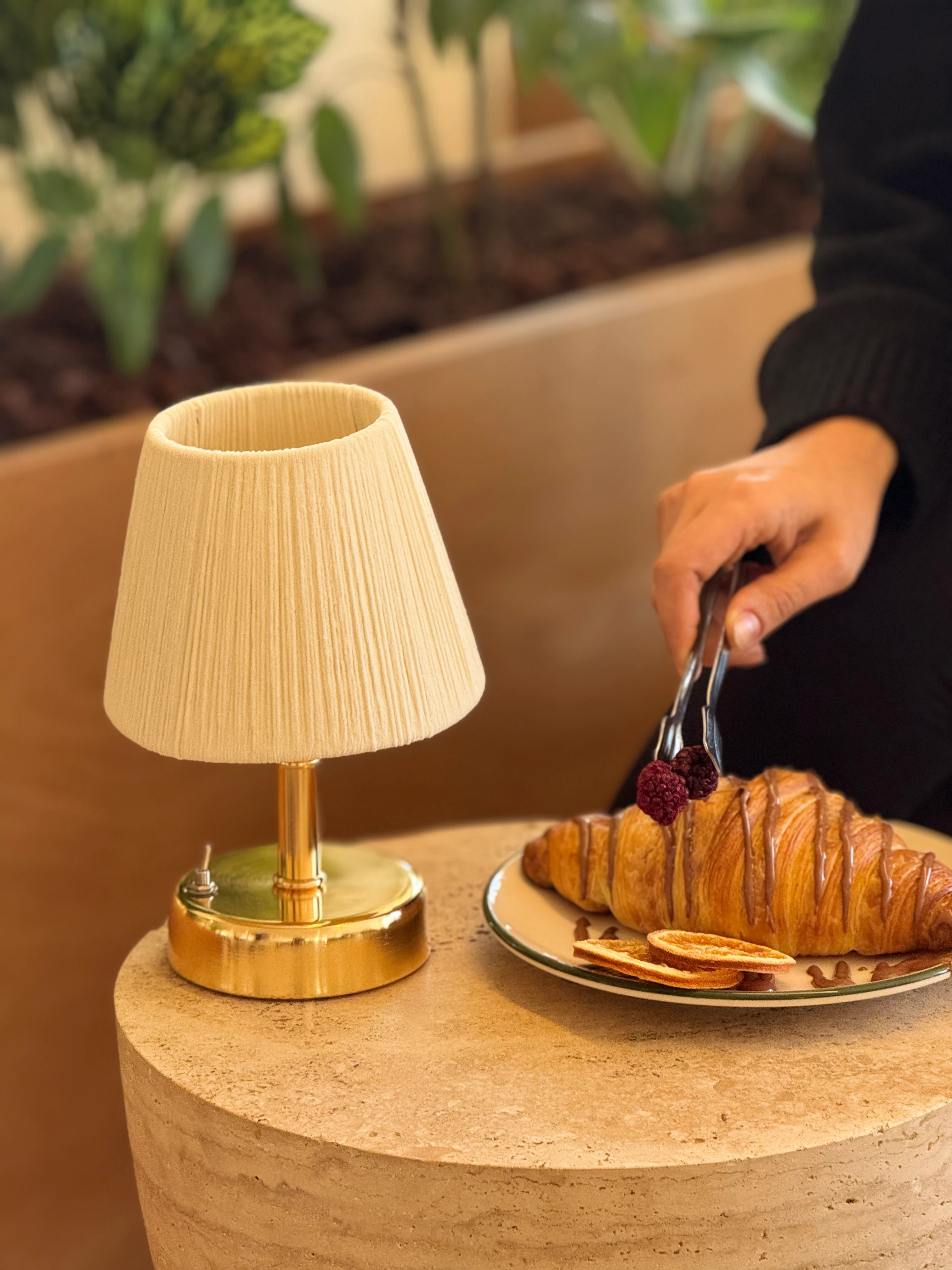 Krem Kadife Süet Kablosuz Pilli Masa Lambası - Alt Parlak Gold - Parlak Gold