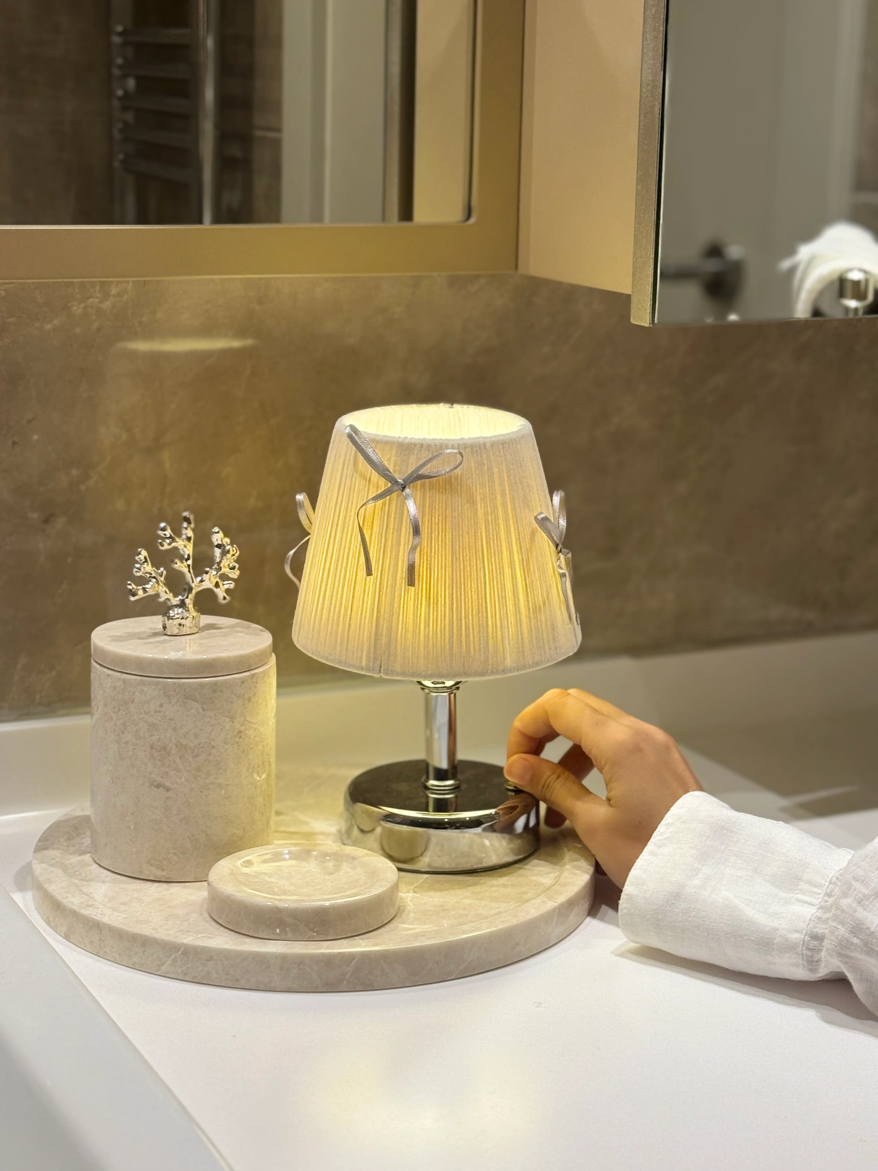 Krem Kadife Süet Gümüş Fiyonk Kablosuz Pilli Masa Lambası - Alt Gümüş