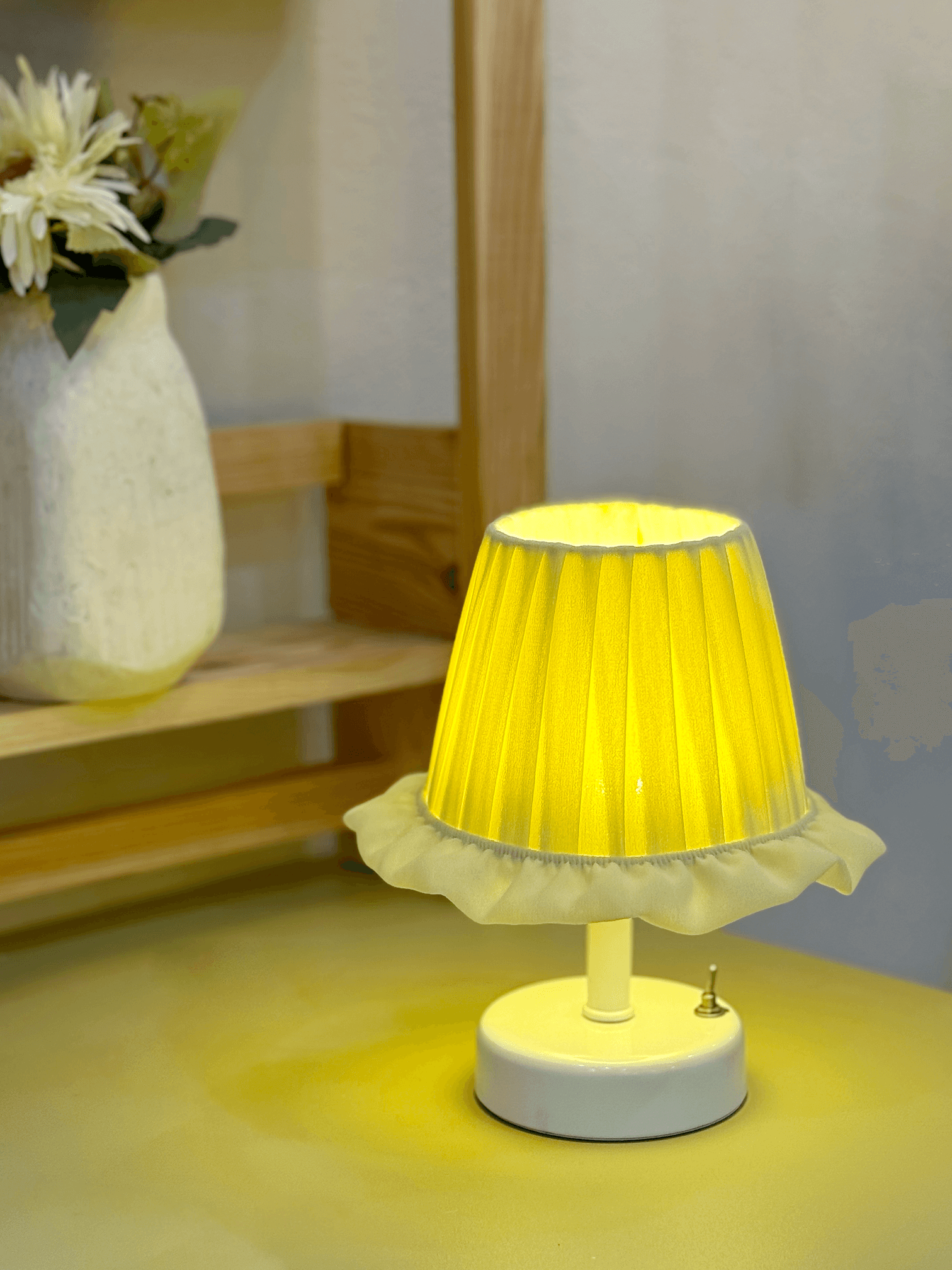 Butter Yellow - Sarı Osmanlı İpeği Fırfır İşlemeli Kablosuz Masa Lambası – Alt Beyaz