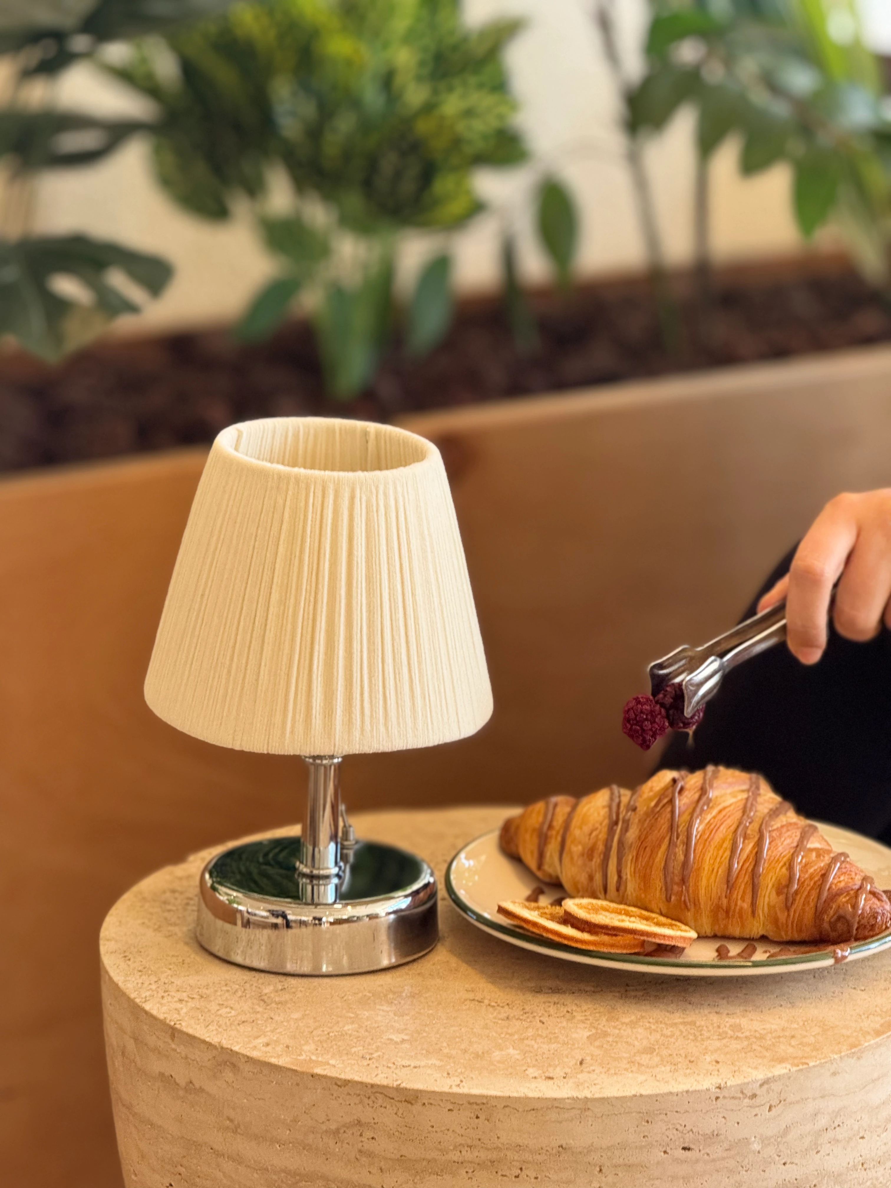 Krem Süet Kadife Kablosuz Şarjlı Masa Lambası 