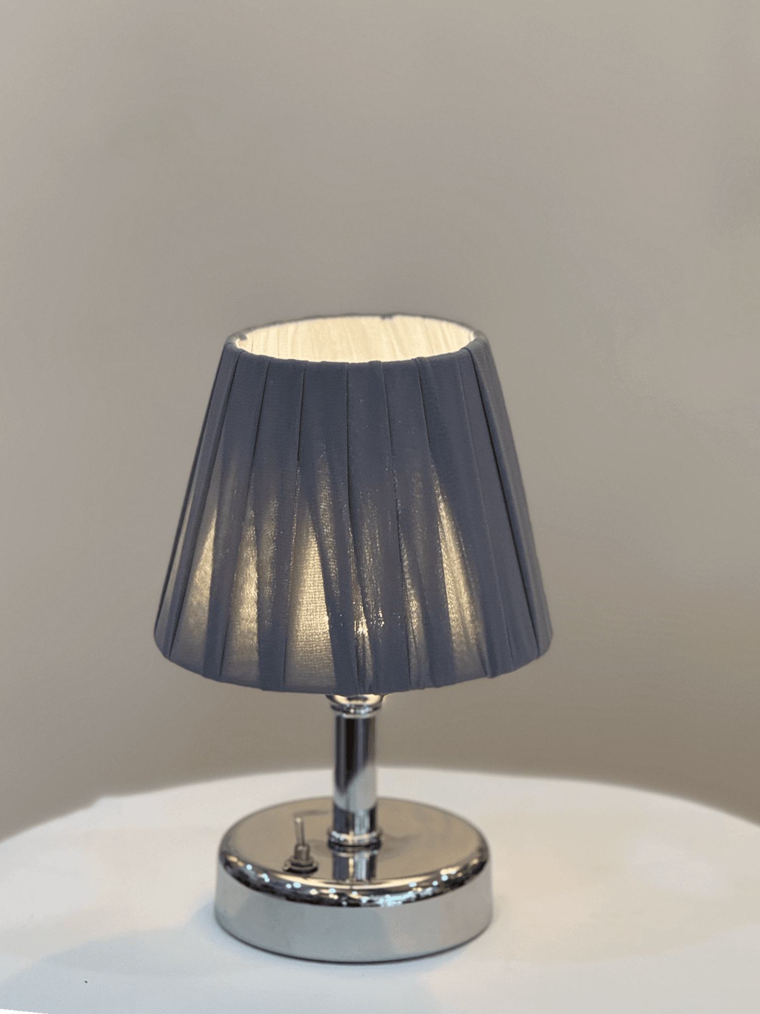 Osmanlı İpeği Gri Pileli Kablosuz Masa Lambası -Alt Eskitme Gold Led Işık