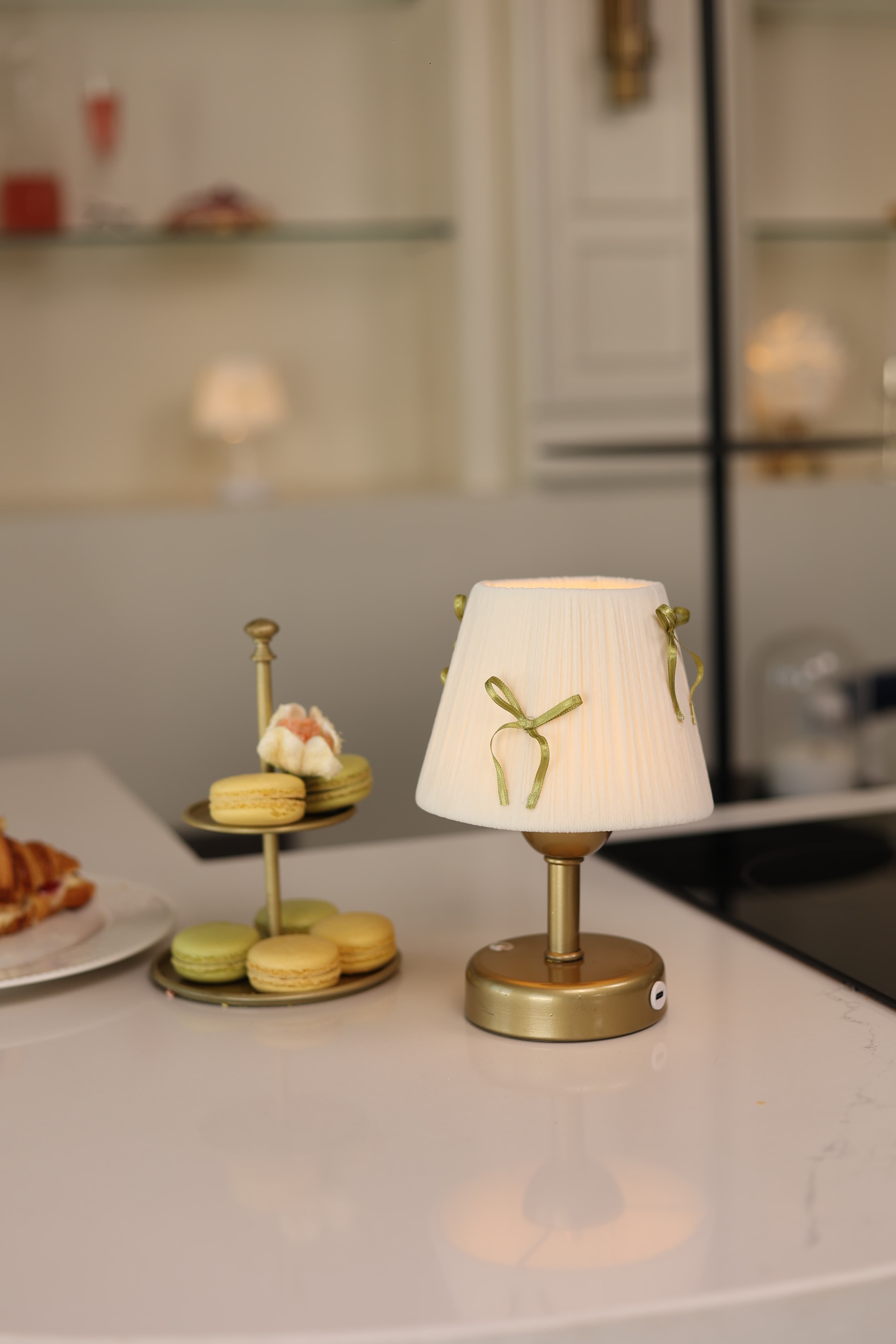 Krem Kadife Süet Gold Fiyonk Kablosuz Şarjlı Masa Lambası - Alt Eskitme Gold