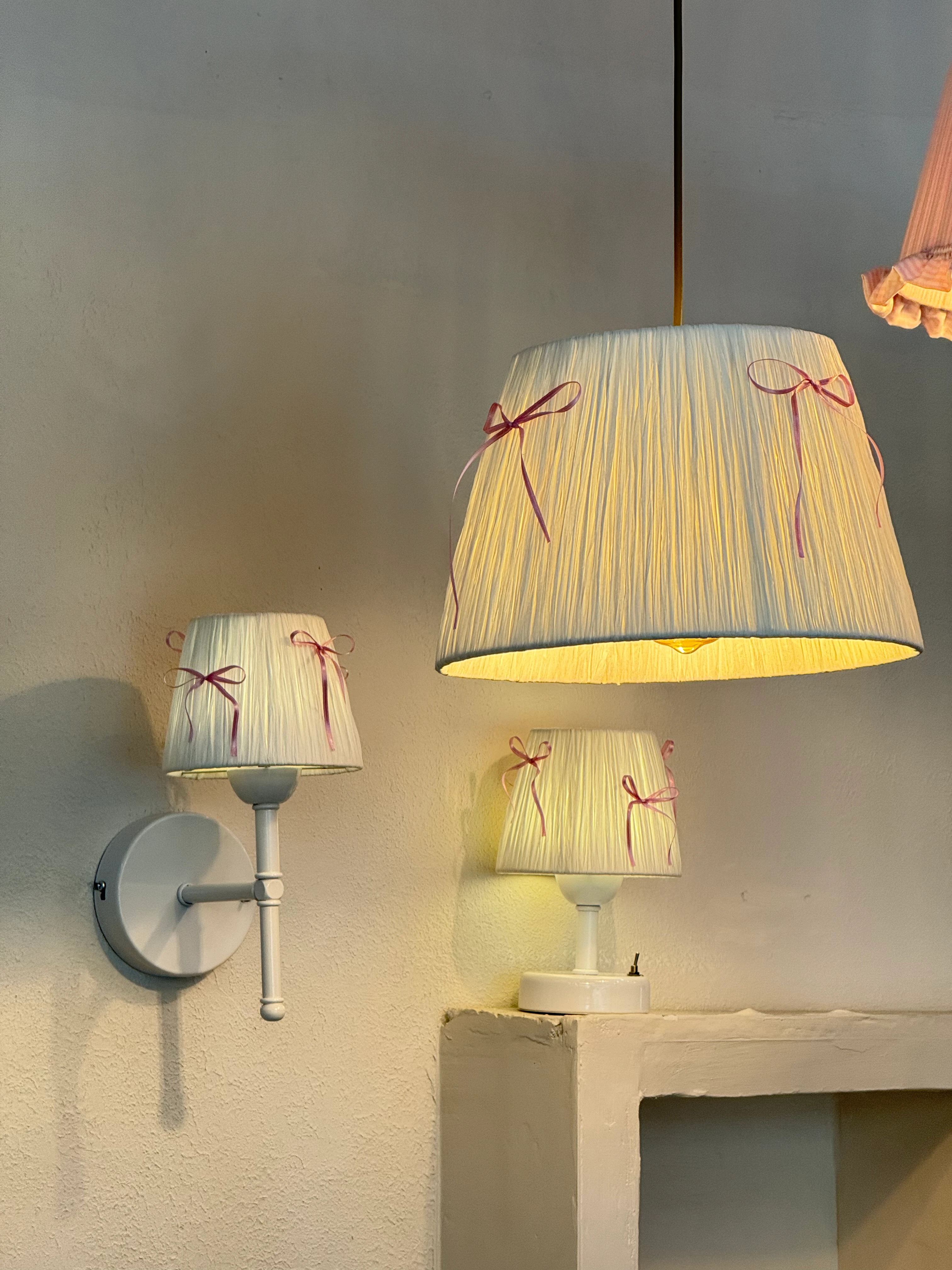 Pembe Fiyonk Beyaz Rafya Modern Avize