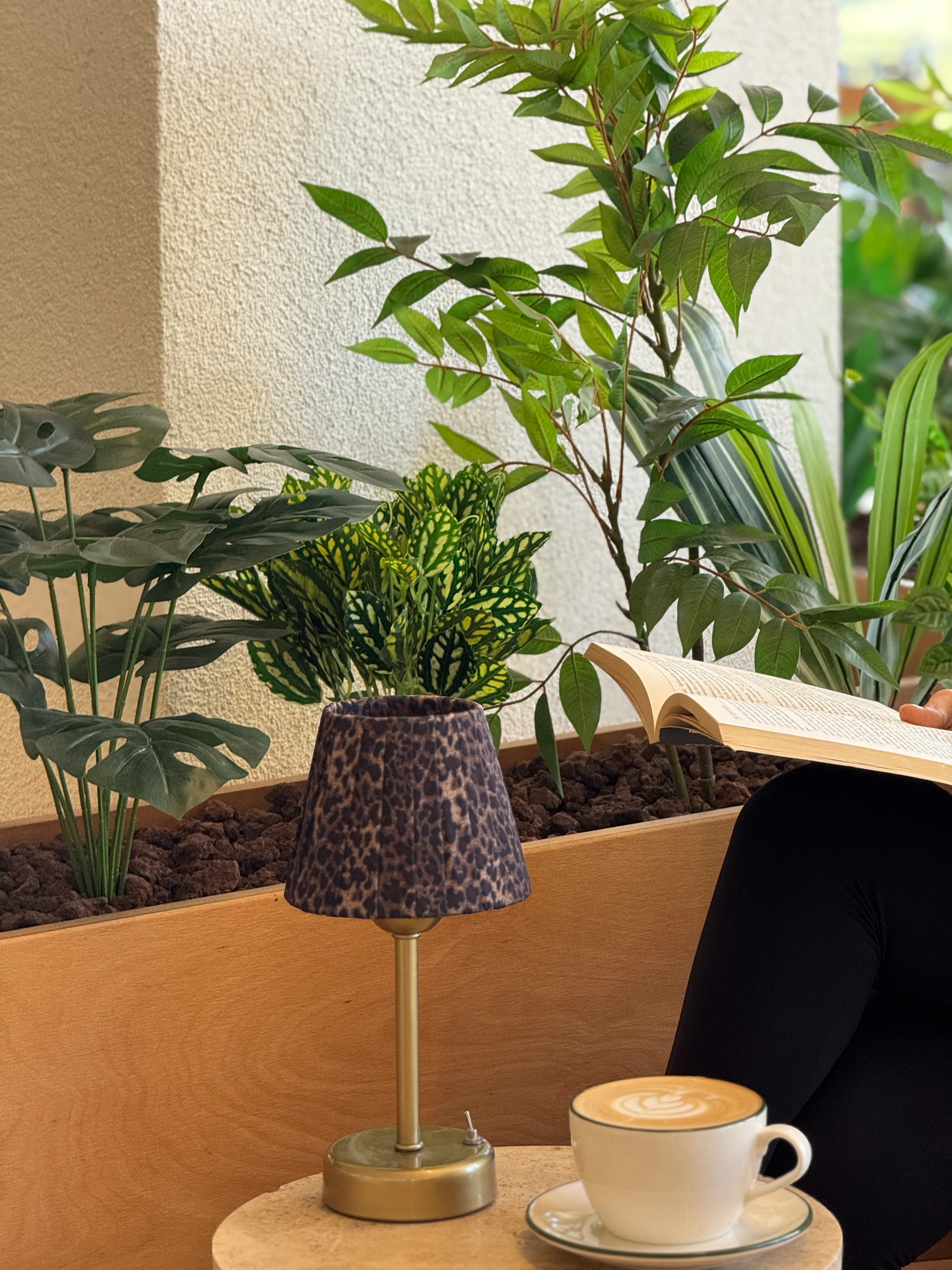 Kahverengi Leopar Desenli Kumaş Kablosuz Pilli Masa Lambası - Alt Uzun Eskitme Gold