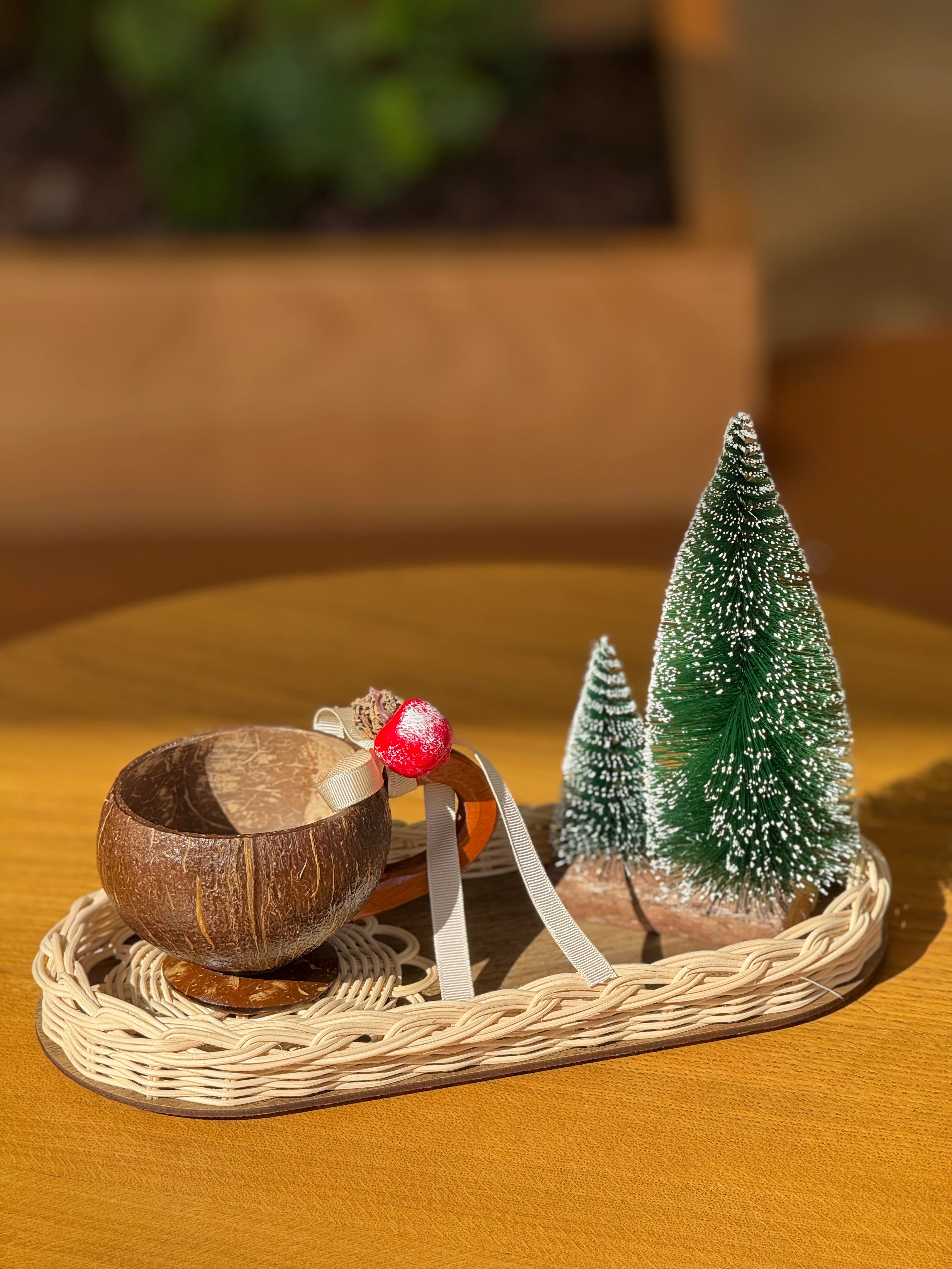 Doğal Rattan 4’lü Kış Dekoru Seti – Tepsi, Kupa, Bardak Altlığı, Mini Çam Ağacı