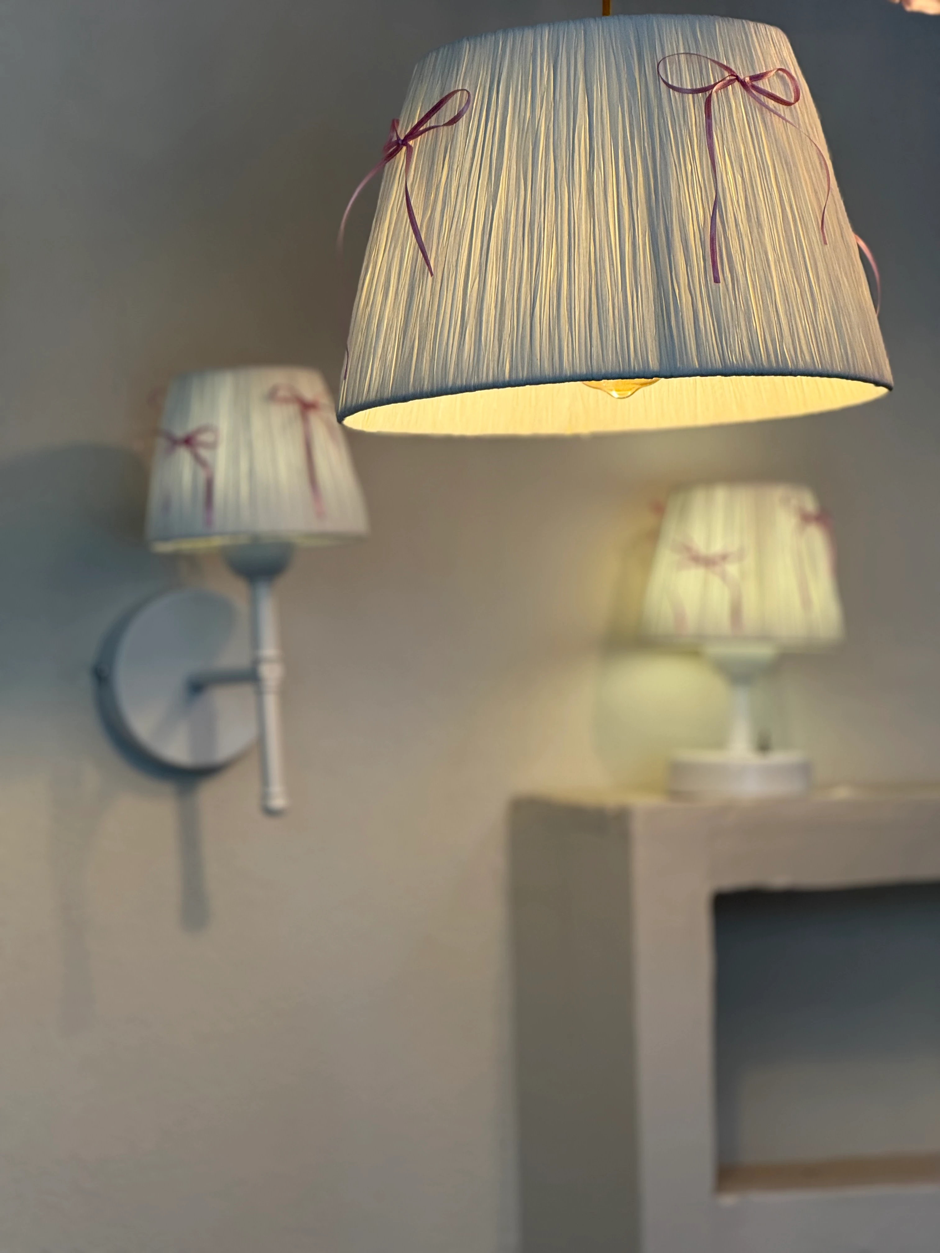 Pembe Fiyonk Beyaz Rafya Modern Avize