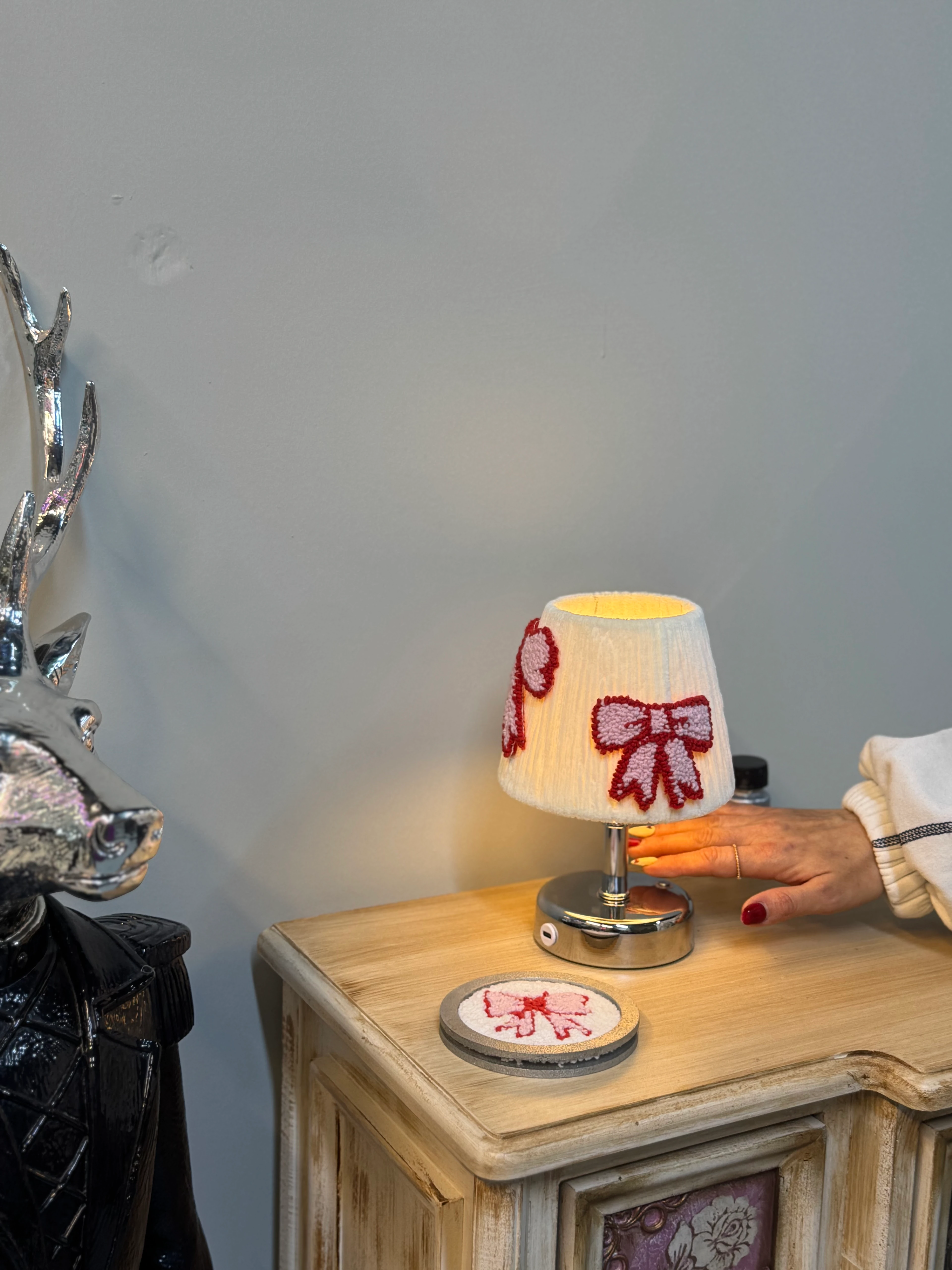 Punch Kadife Pembe - Kırmızı Fiyonk Şarjlı Masa Lambası - Alt Gümüş