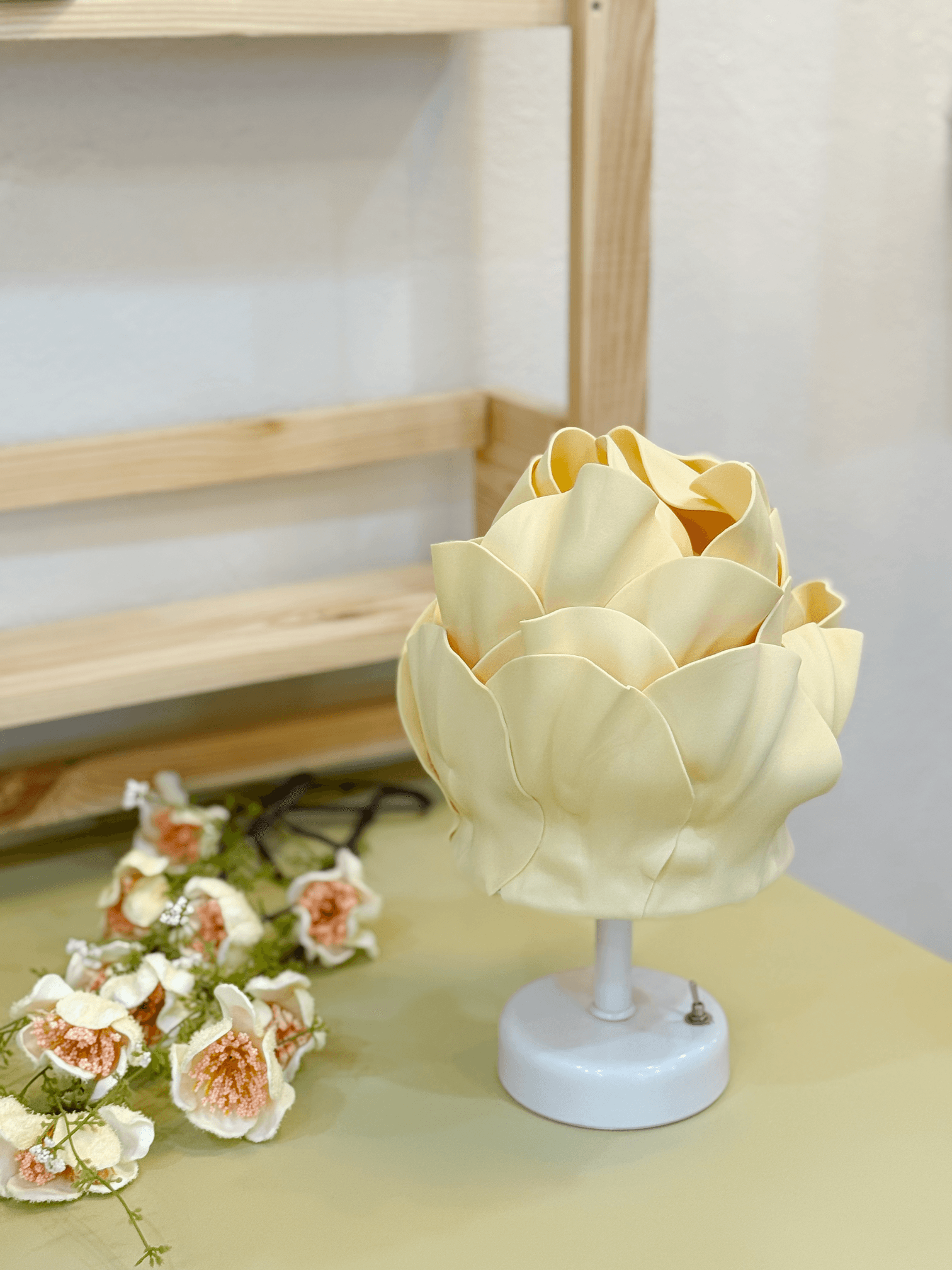 Butter Yellow - Sarı Eva Anemon Tasarım Kablosuz Pilli Masa Lambası - Alt Beyaz (Tüm Boy 30 cm)