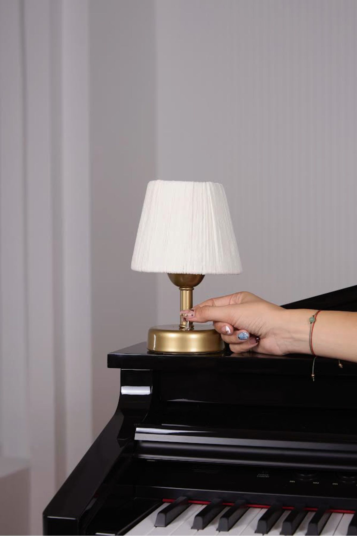 Krem Kadife Kablosuz Masa Lambası Eskitme Gold Ayaklı Abajur Aydınlatma