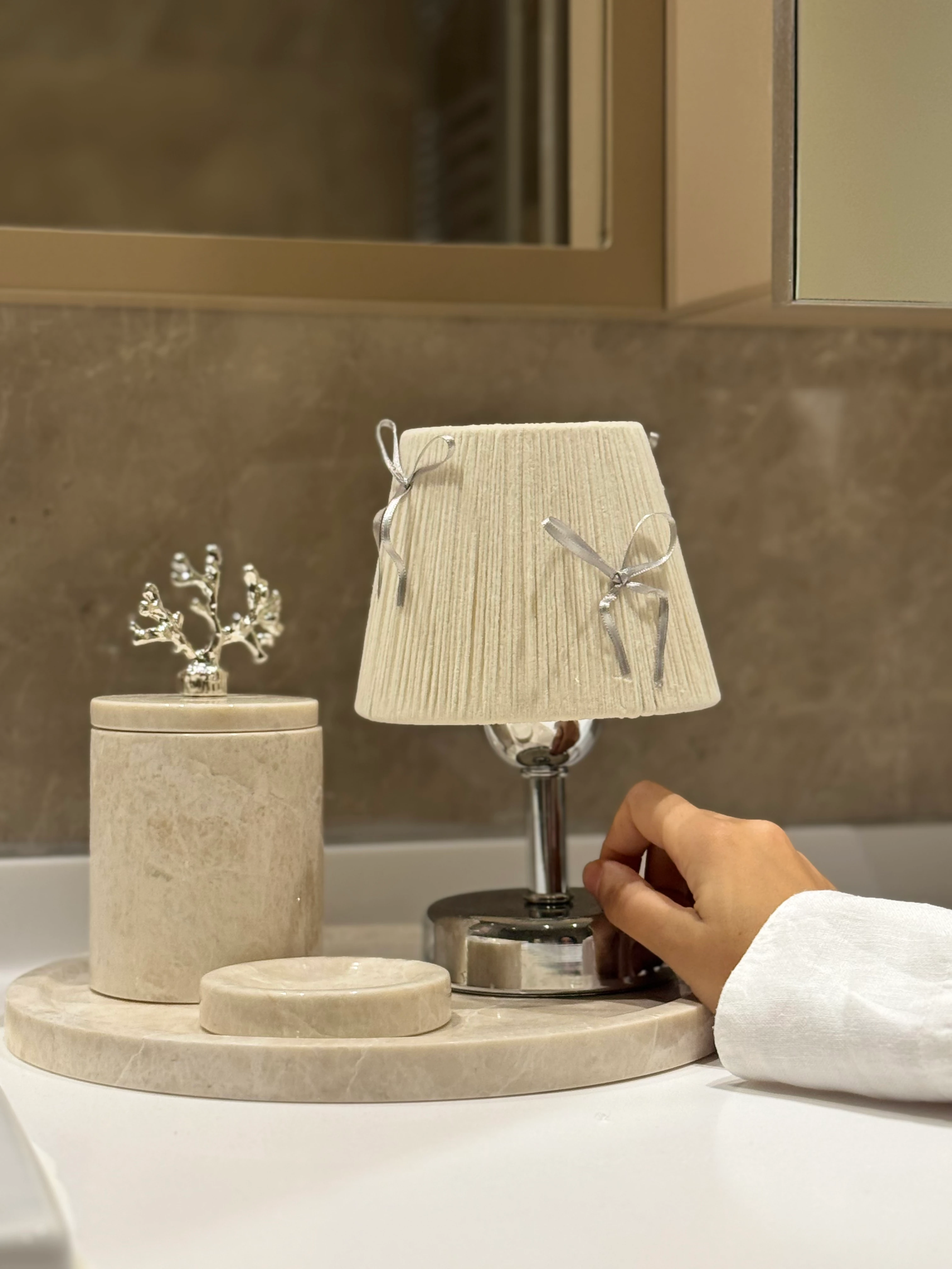 Krem Kadife Süet Gümüş Fiyonk Kablosuz Pilli Masa Lambası - Alt Gümüş
