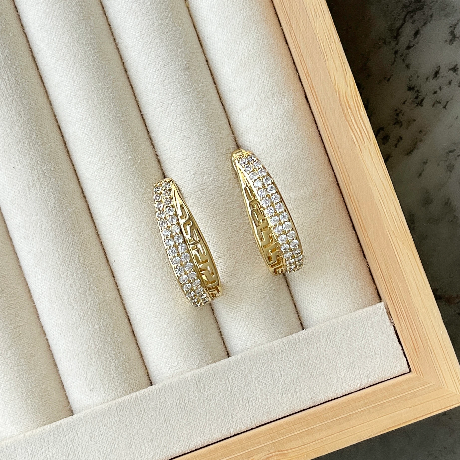 Zirkon Taşlı Marka Halka Küpe