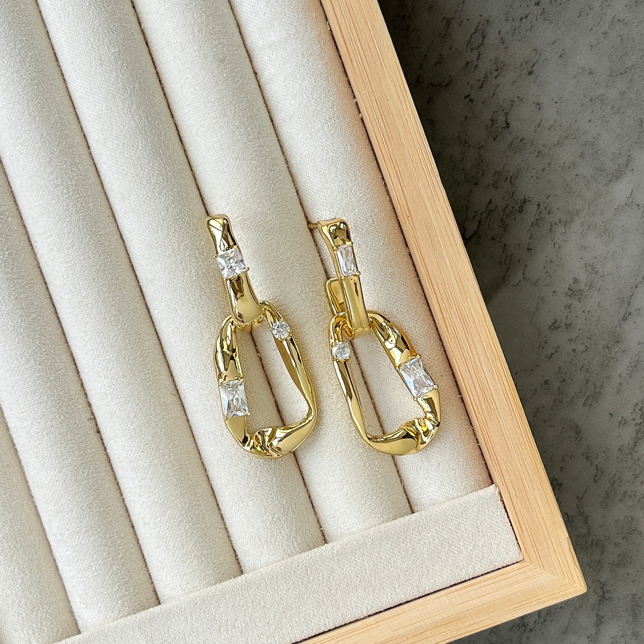 Taşlı Asimetrik Küpe